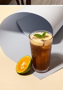 카운터 램프 빛 속 음료들