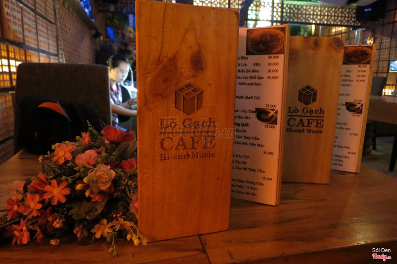 Bảng menu gỗ có giá của quán, logo lò gạch