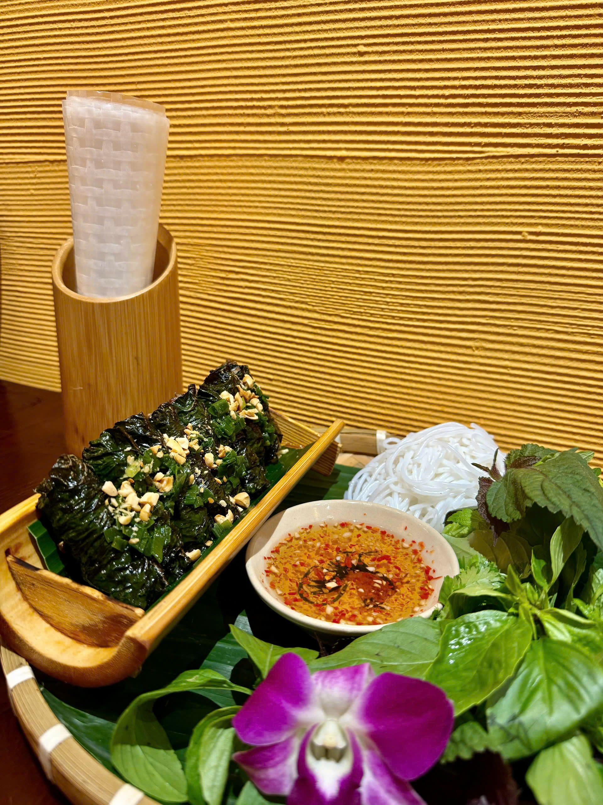 Phòng ăn ấm tông đất sét tại Madame Thao