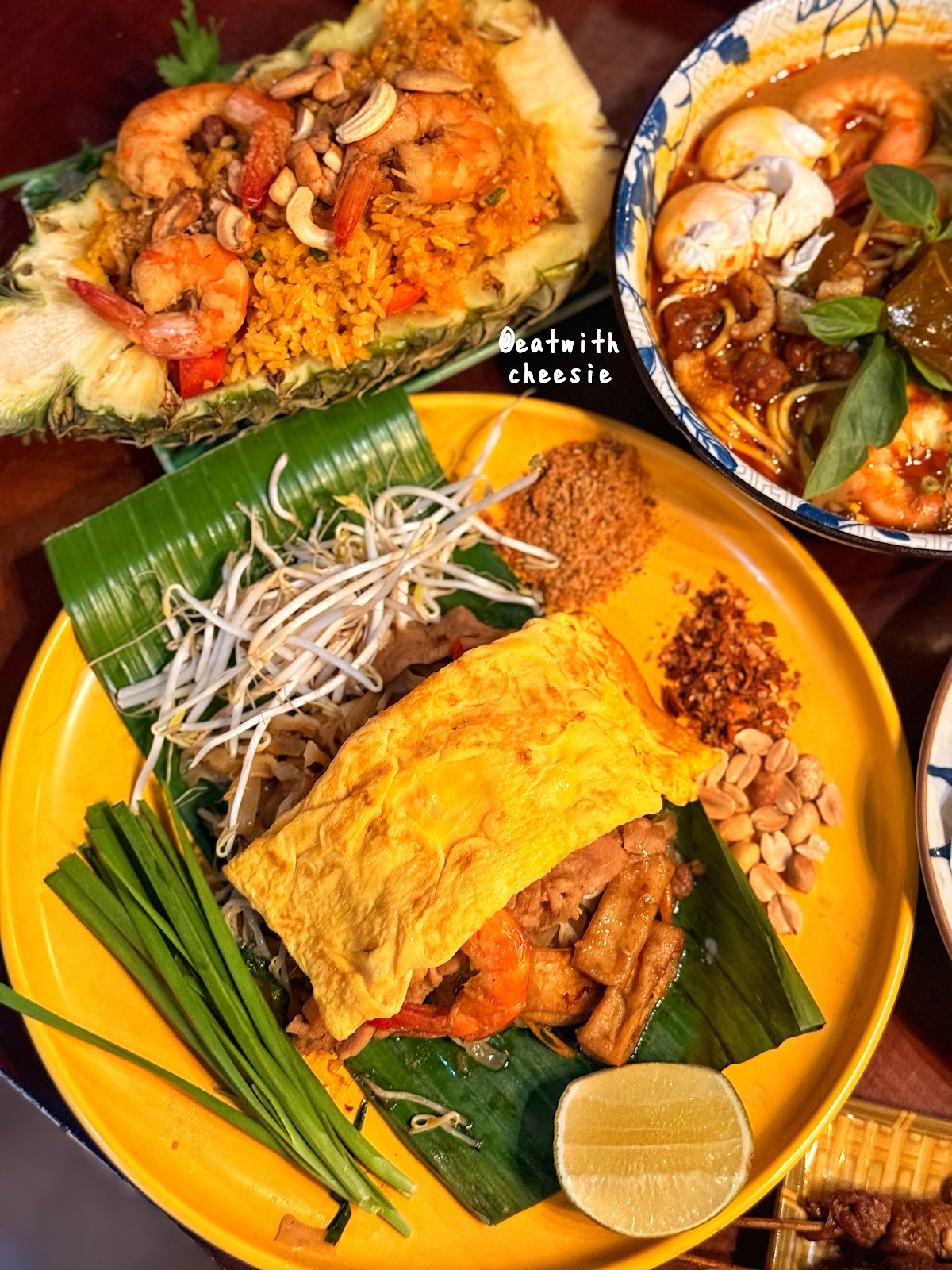 Cơm chiên trái thơm với tom yum và Pad Thai