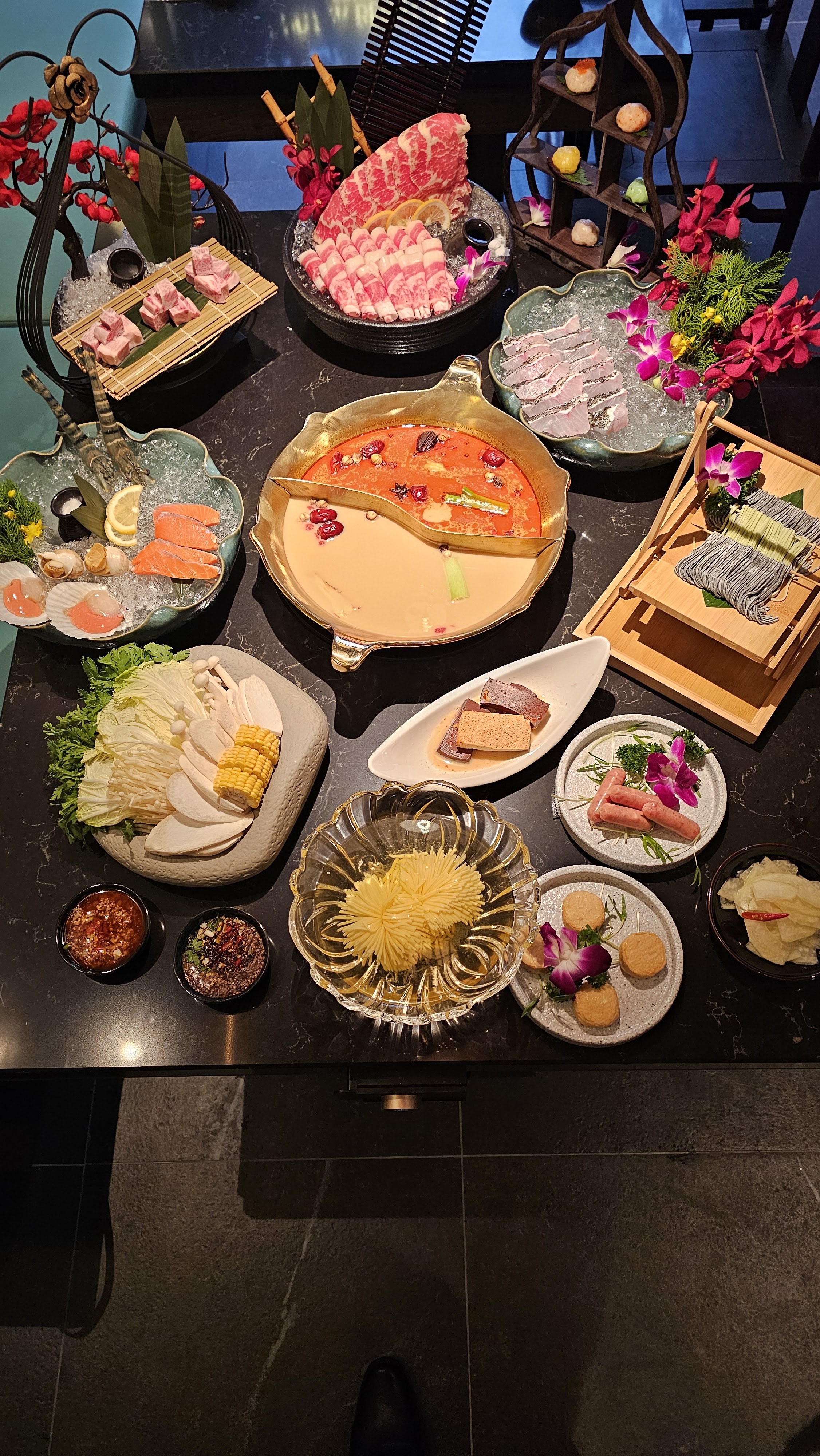 Mâm lẩu đầy đặn — thịt bò, hải sản, rau