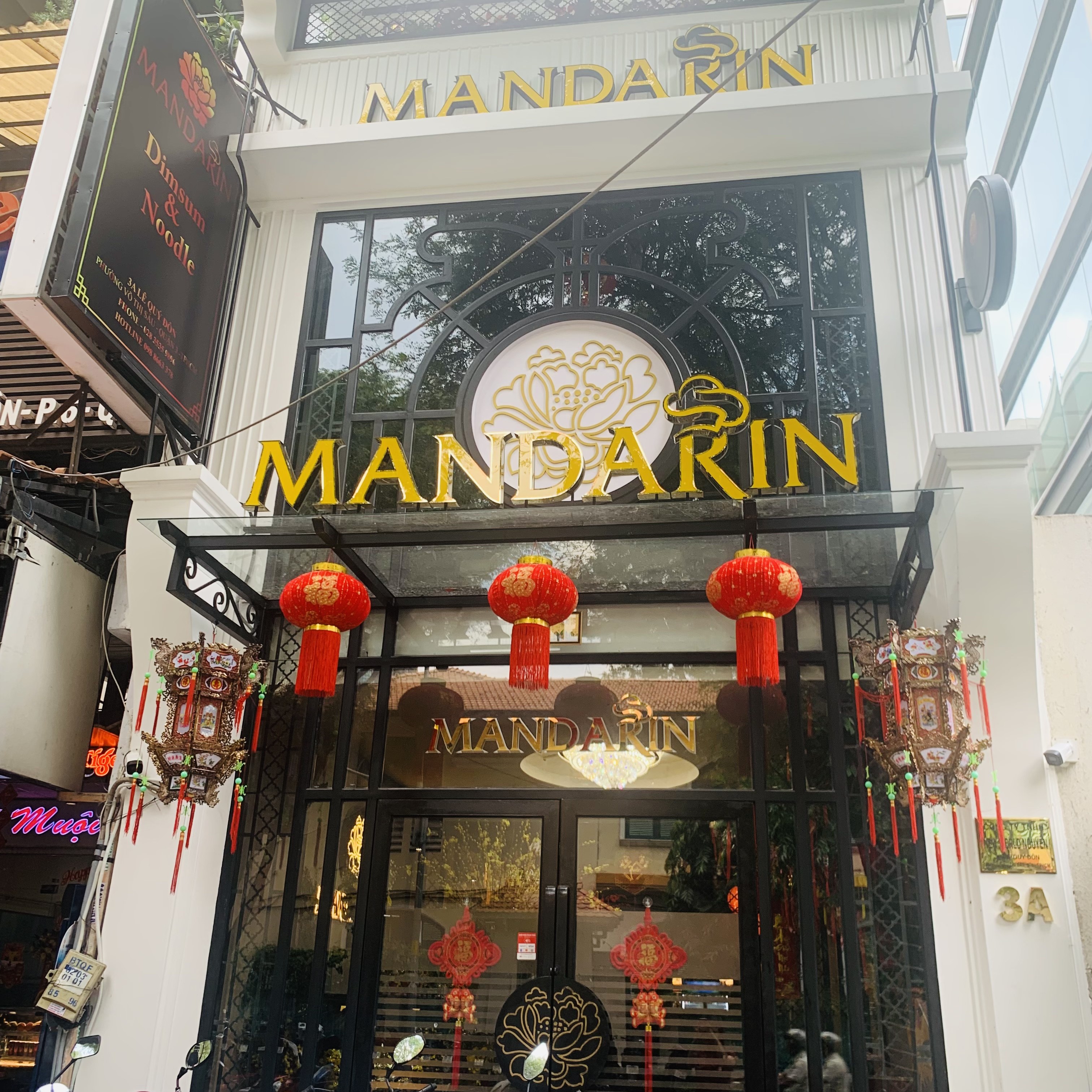 Mặt tiền chữ vàng với đèn lồng đỏ của Mandarin trên Lê Quý Đôn