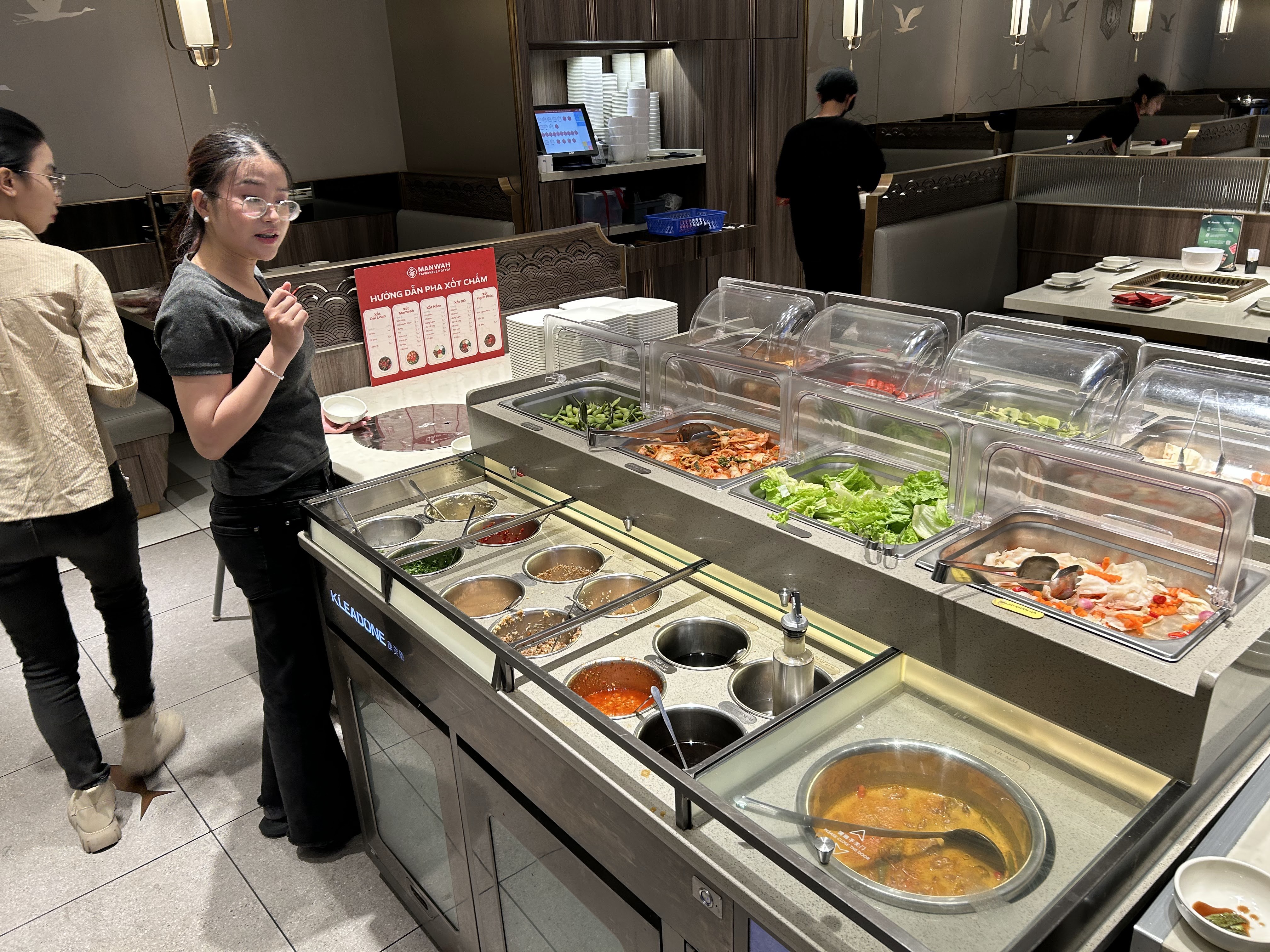 Quầy xốt tự pha — trung tâm của quán Manwah Vincom