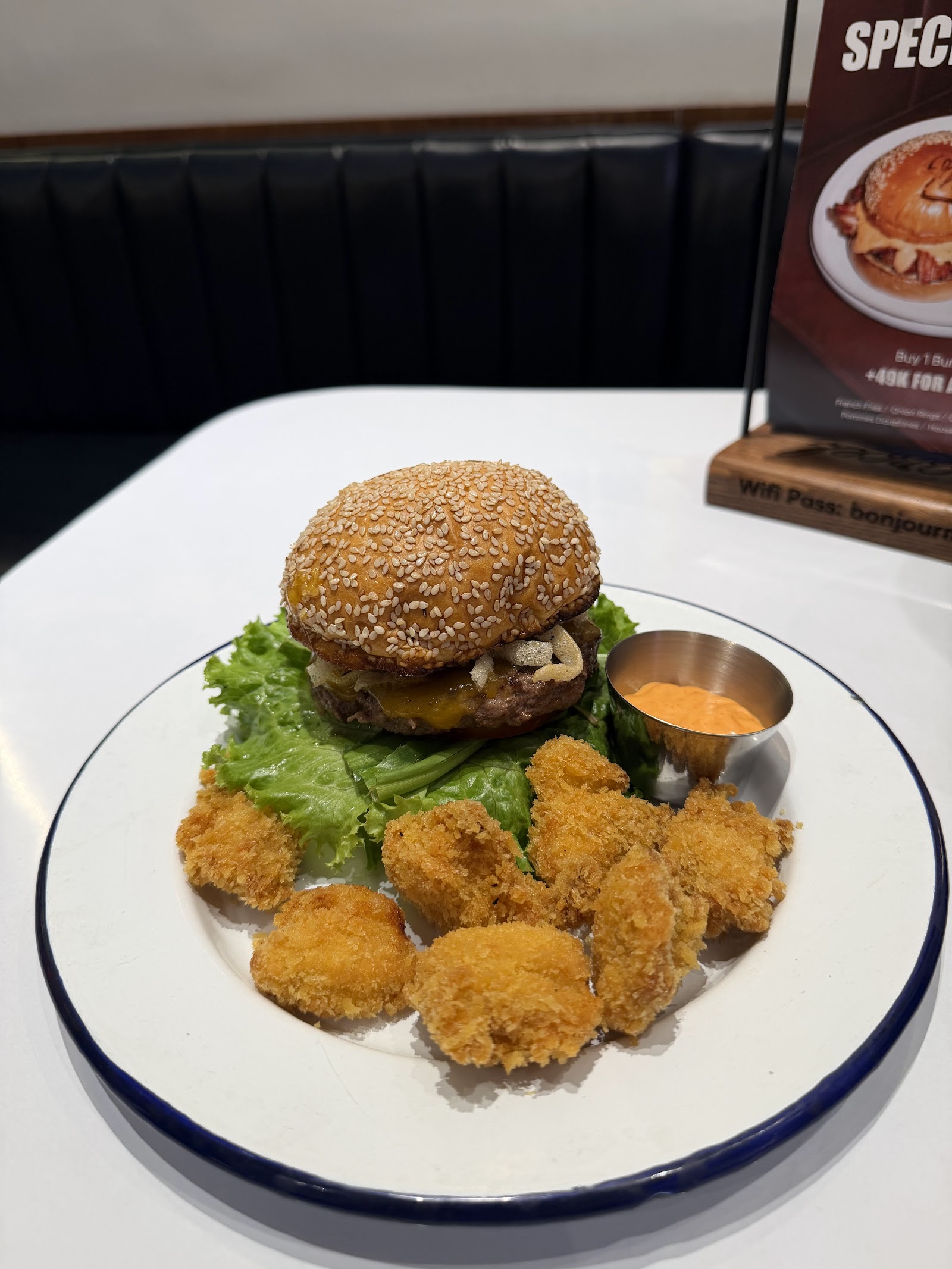 Le Smoky 버거 클로즈업 — 녹은 콩테 치즈