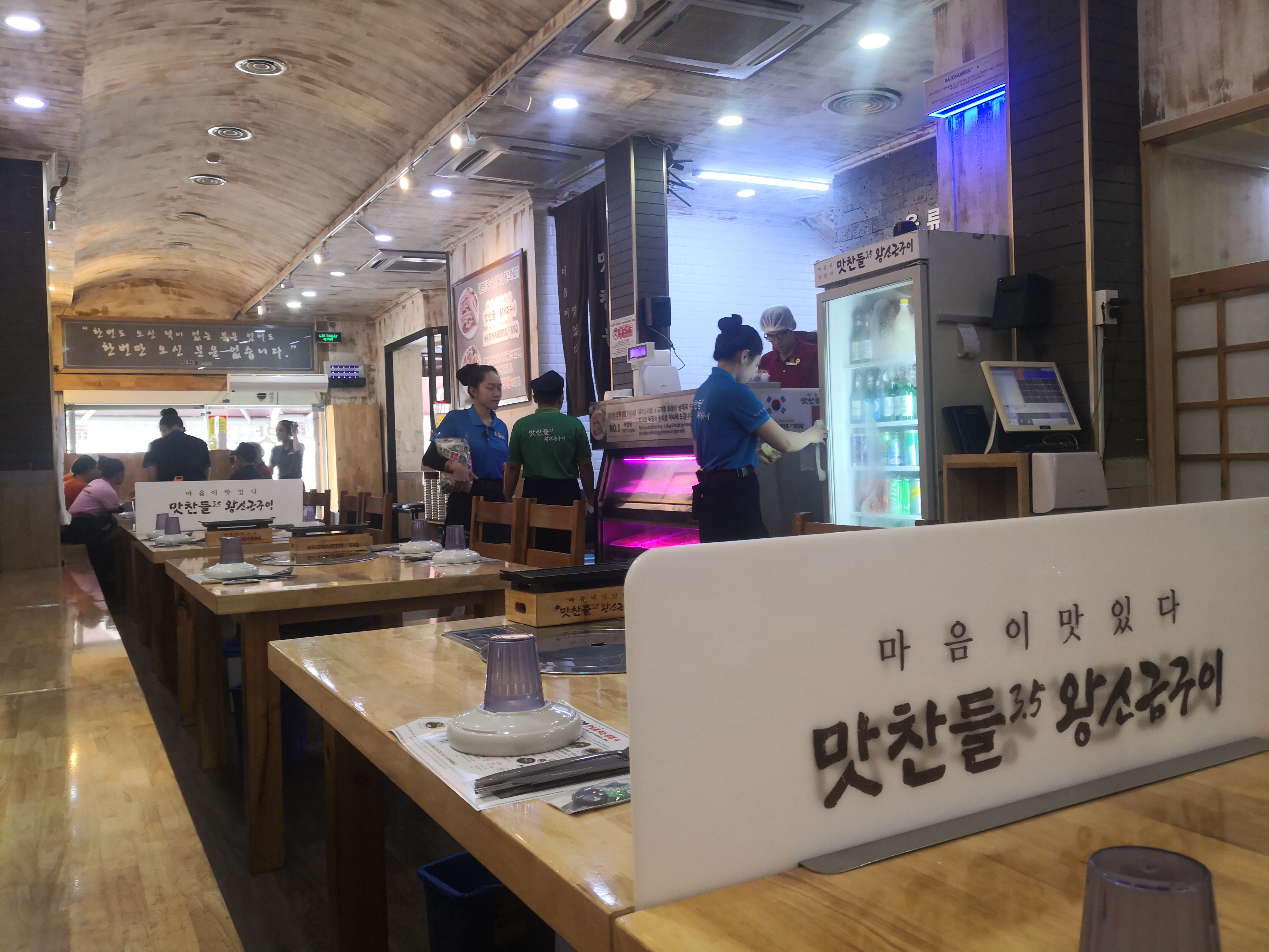 The Matchandeul grill hall with built-in tabletop grills