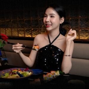 마요나카의 어두운 다이닝룸 — 짙은 목재 부스, 블랙 앤 골드 벽