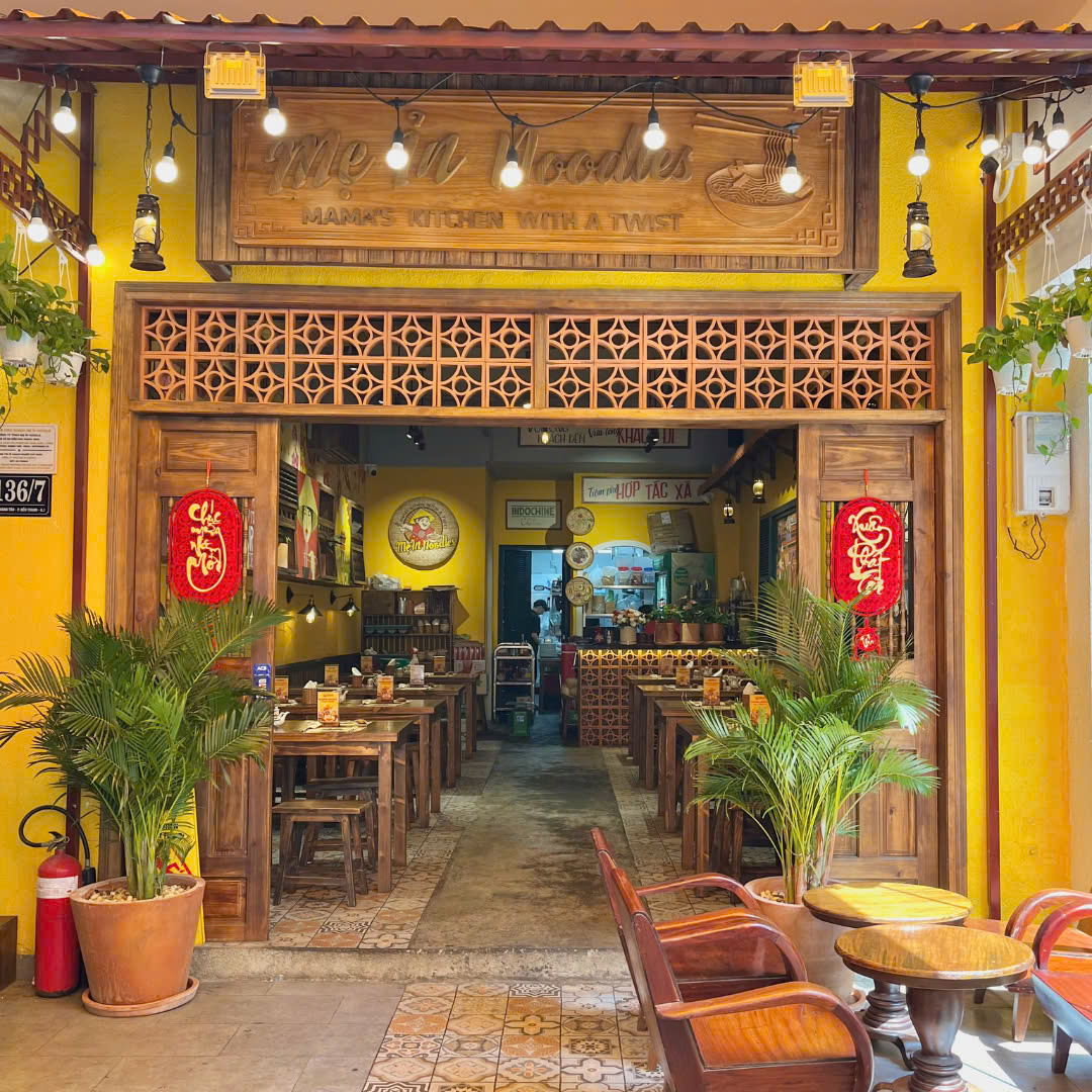 허브와 칠리 소스를 곁들인 소고기 꼬치