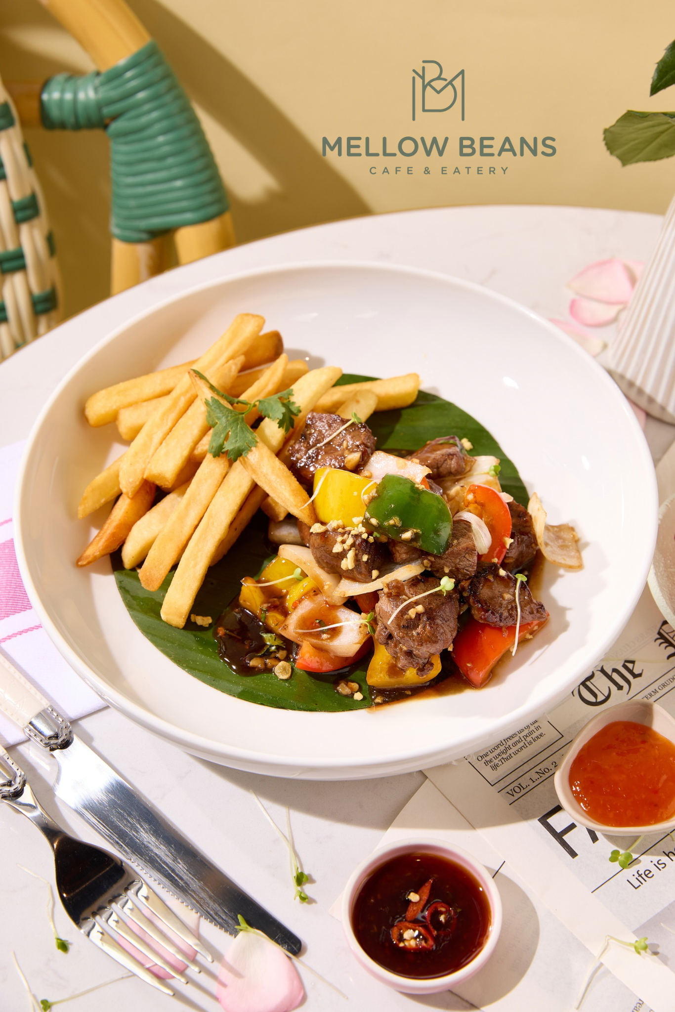 Món bò signature kèm khoai tây chiên