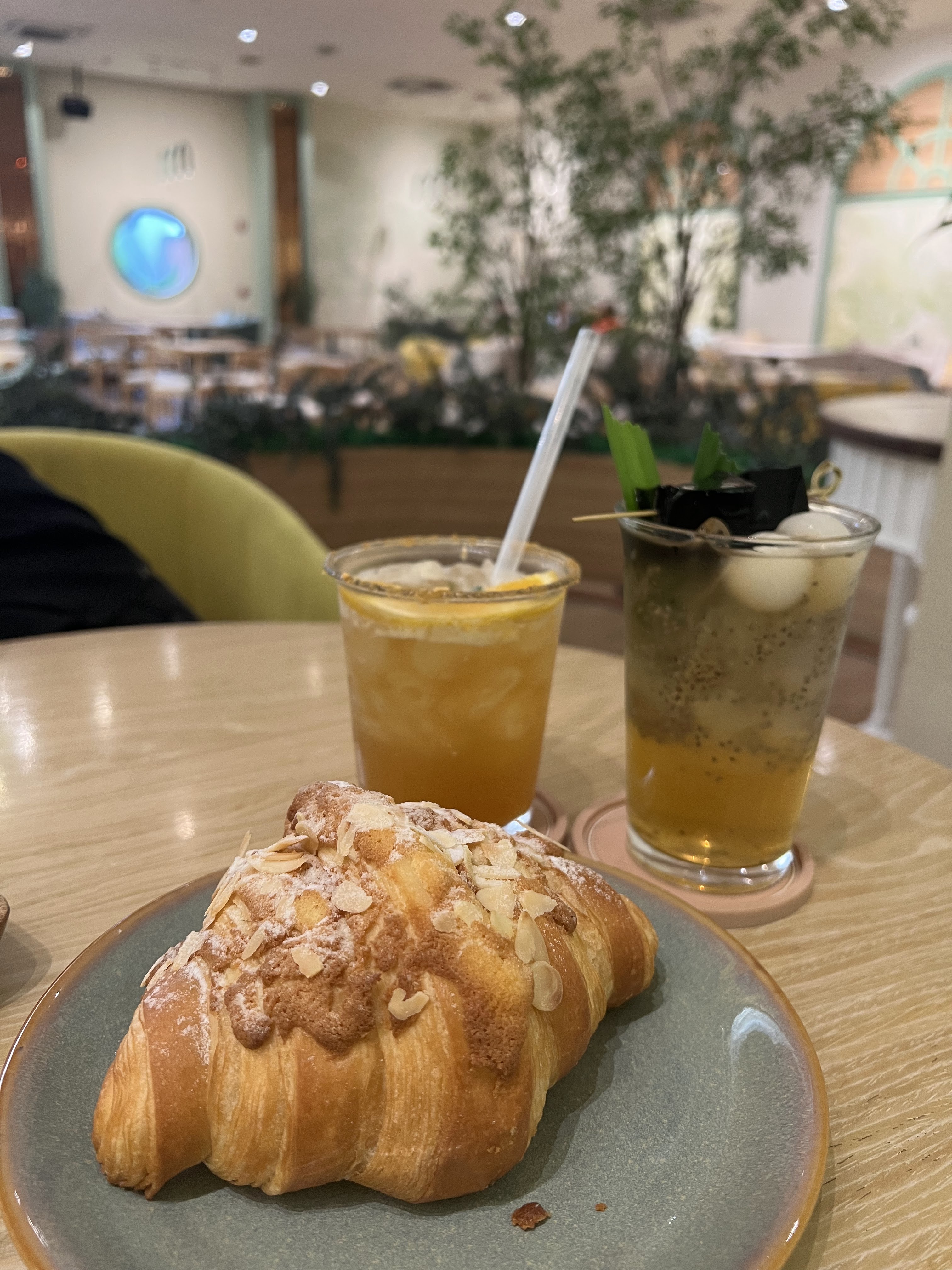 Bánh sừng bò hạnh nhân và đồ uống đá
