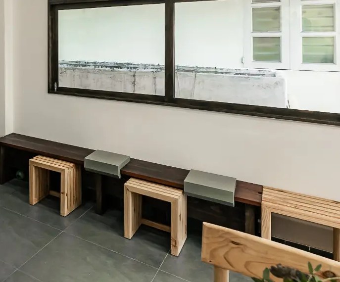 Mew Roastery SG — băng ghế cửa sổ rộng với ghế đẩu gỗ nhỏ