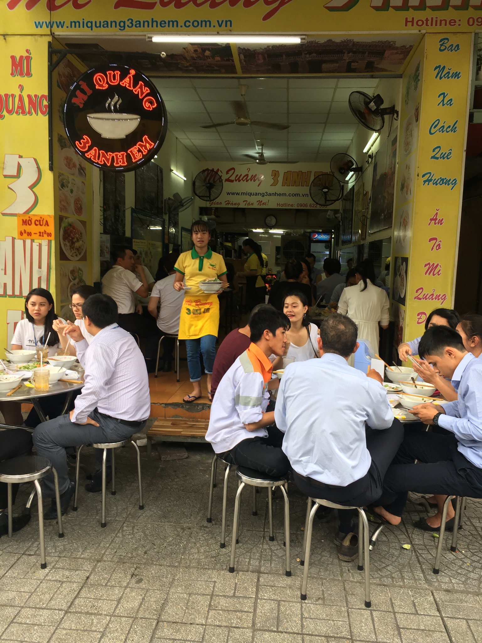 Mặt tiền quán Mì Quảng 3 Anh Em Pasteur (đang chờ đợt chụp ảnh)