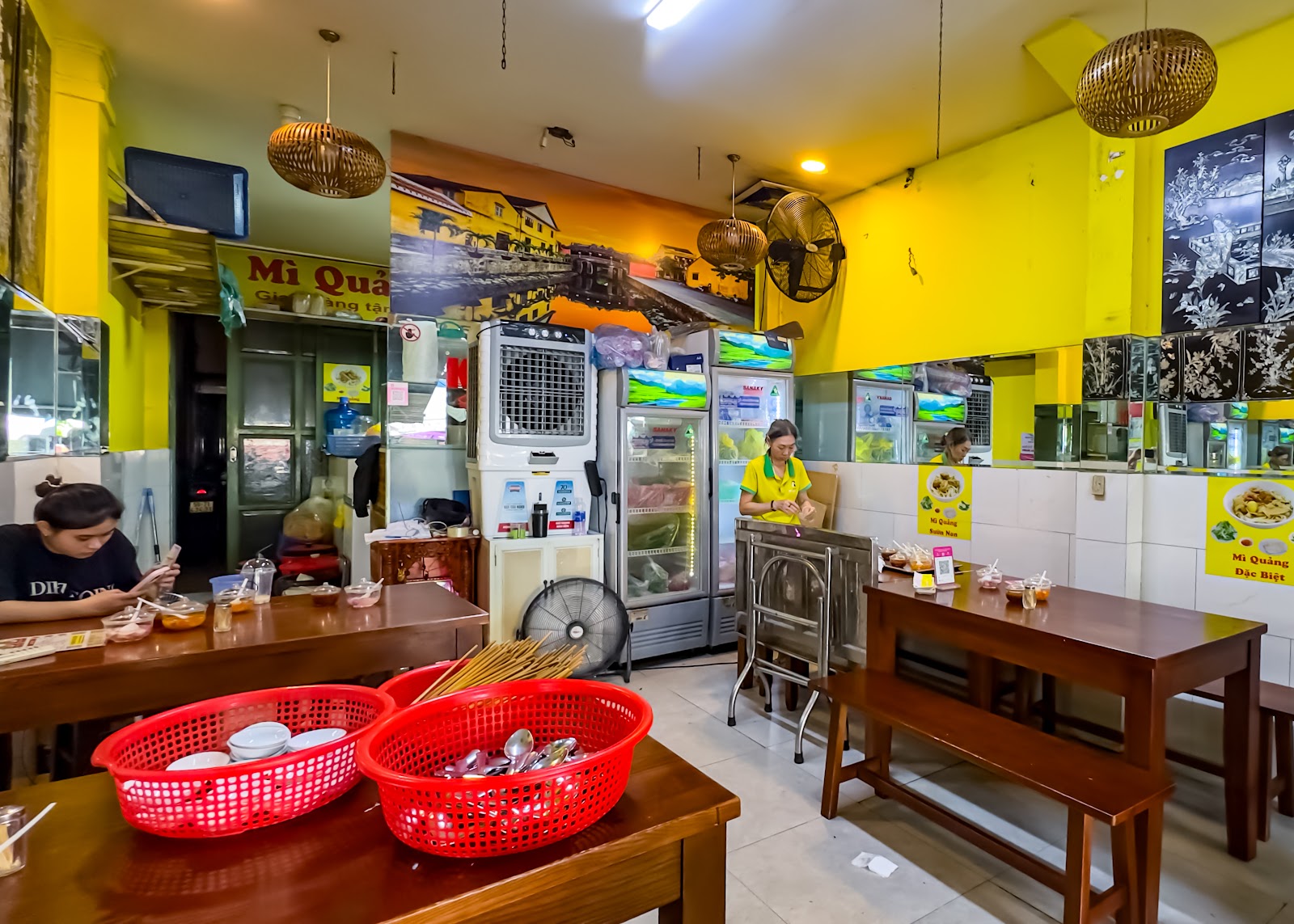 Không gian quán Mì Quảng 3 Anh Em Pasteur (đang chờ đợt chụp ảnh)