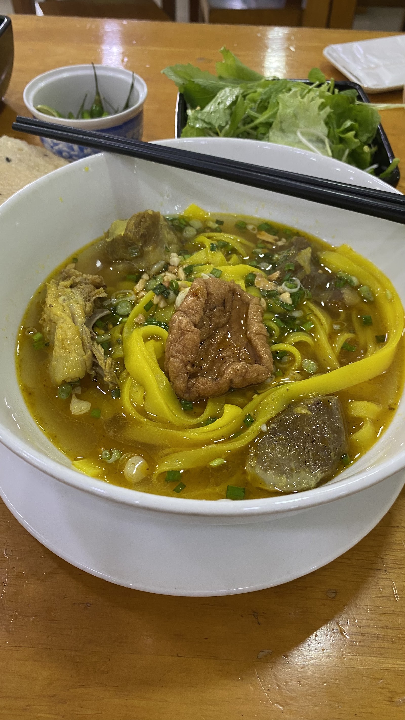 Không khí quán xóm ở Mì Quảng Ăn Là Nhớ (đang chờ đợt chụp ảnh)