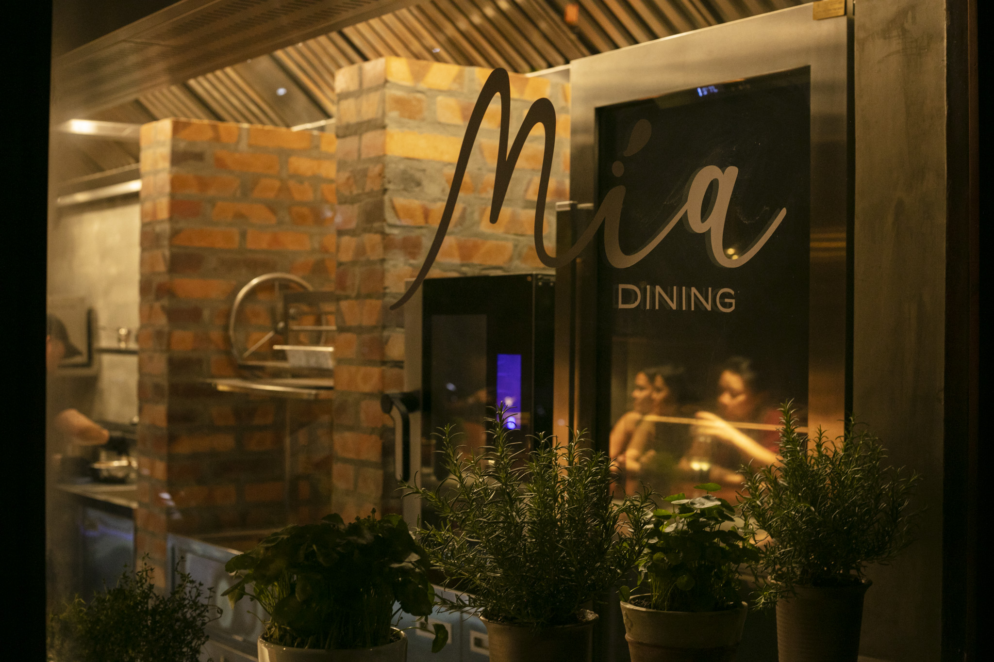 Lối vào con hẻm của Mía Dining