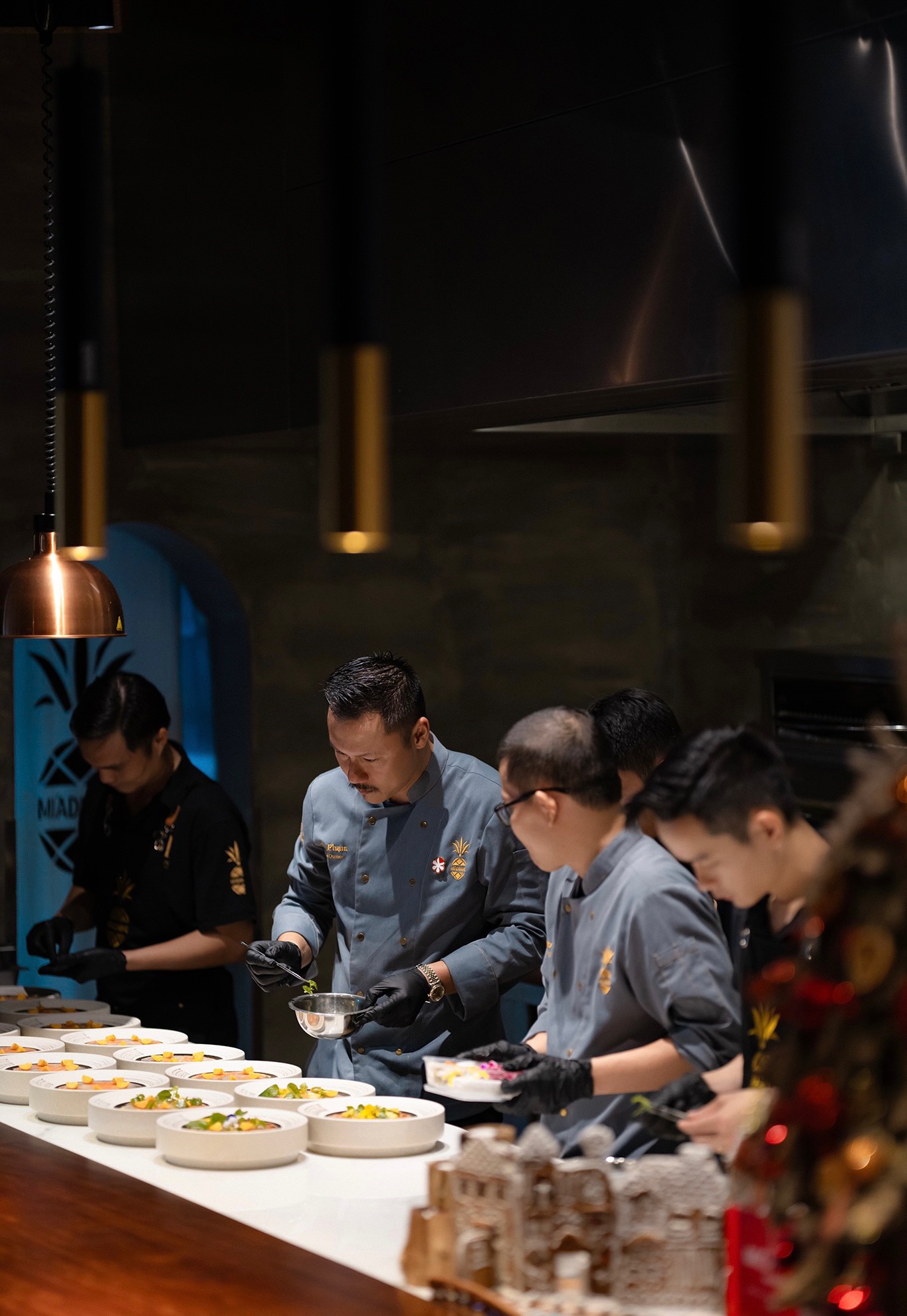 Phòng ăn dưới ánh nến của Mía Dining