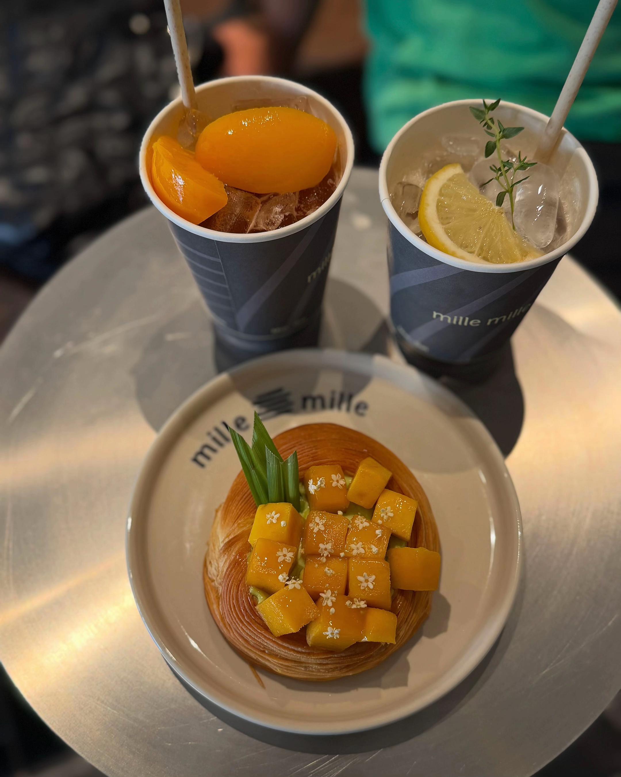 Mille Mille Bến Thành — tủ bánh góc hai: croissant sầu riêng phủ vàng