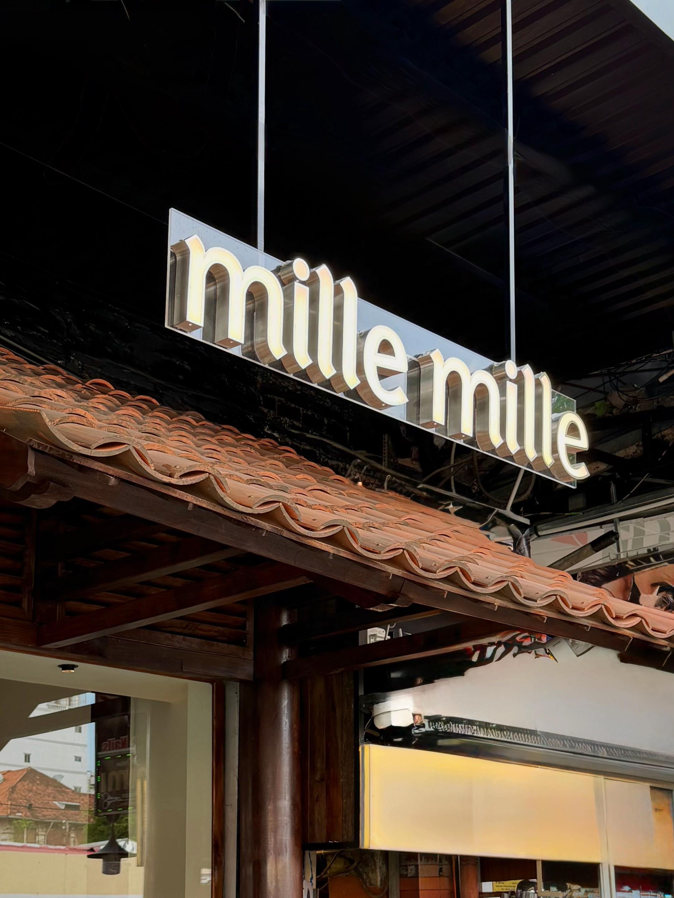 Mille Mille Bến Thành — bảng hiệu phát sáng ban đêm trên mái ngói