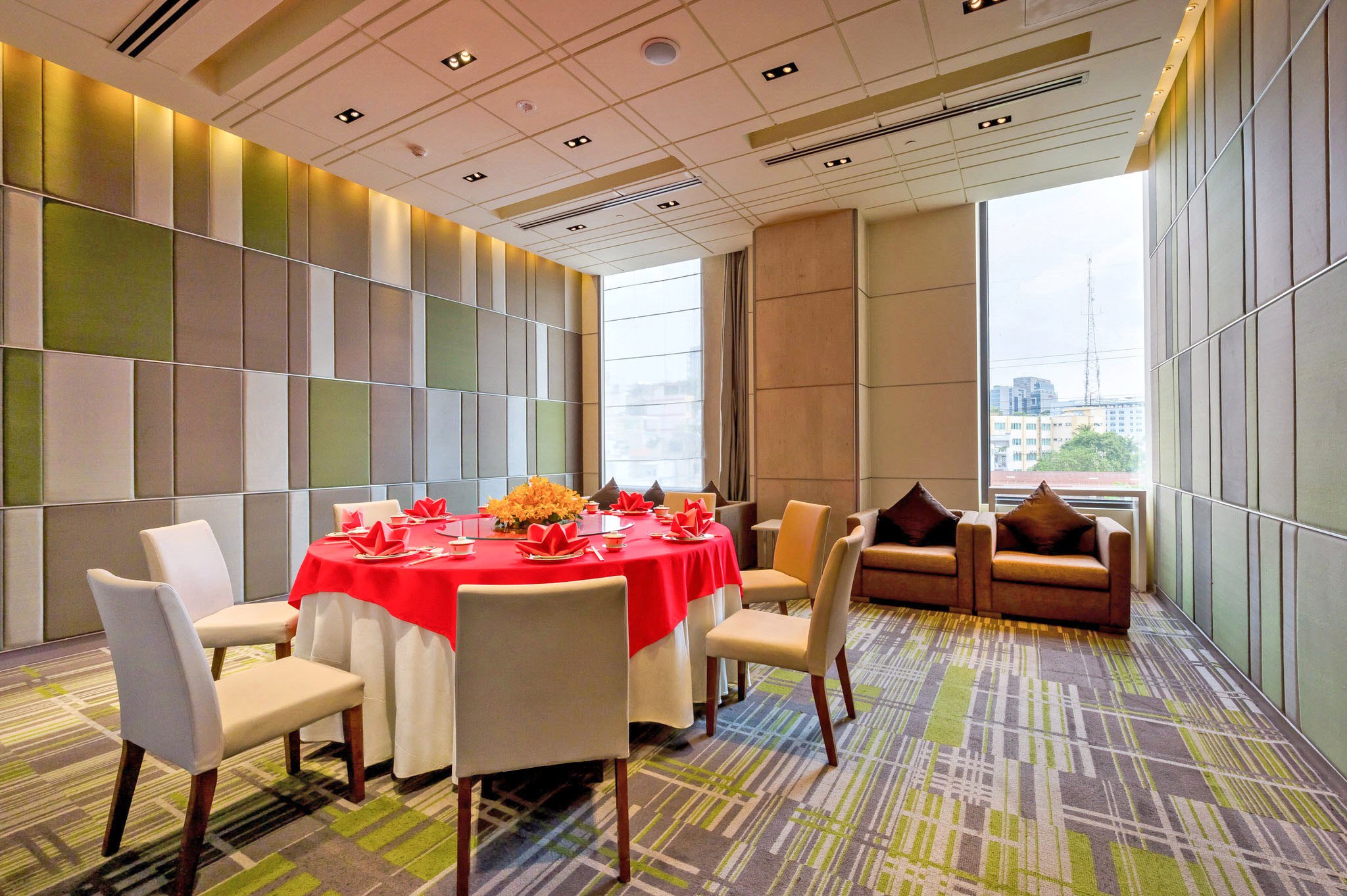 Phòng riêng cửa sổ — bàn khăn đỏ, ánh sáng ban ngày, view thành phố