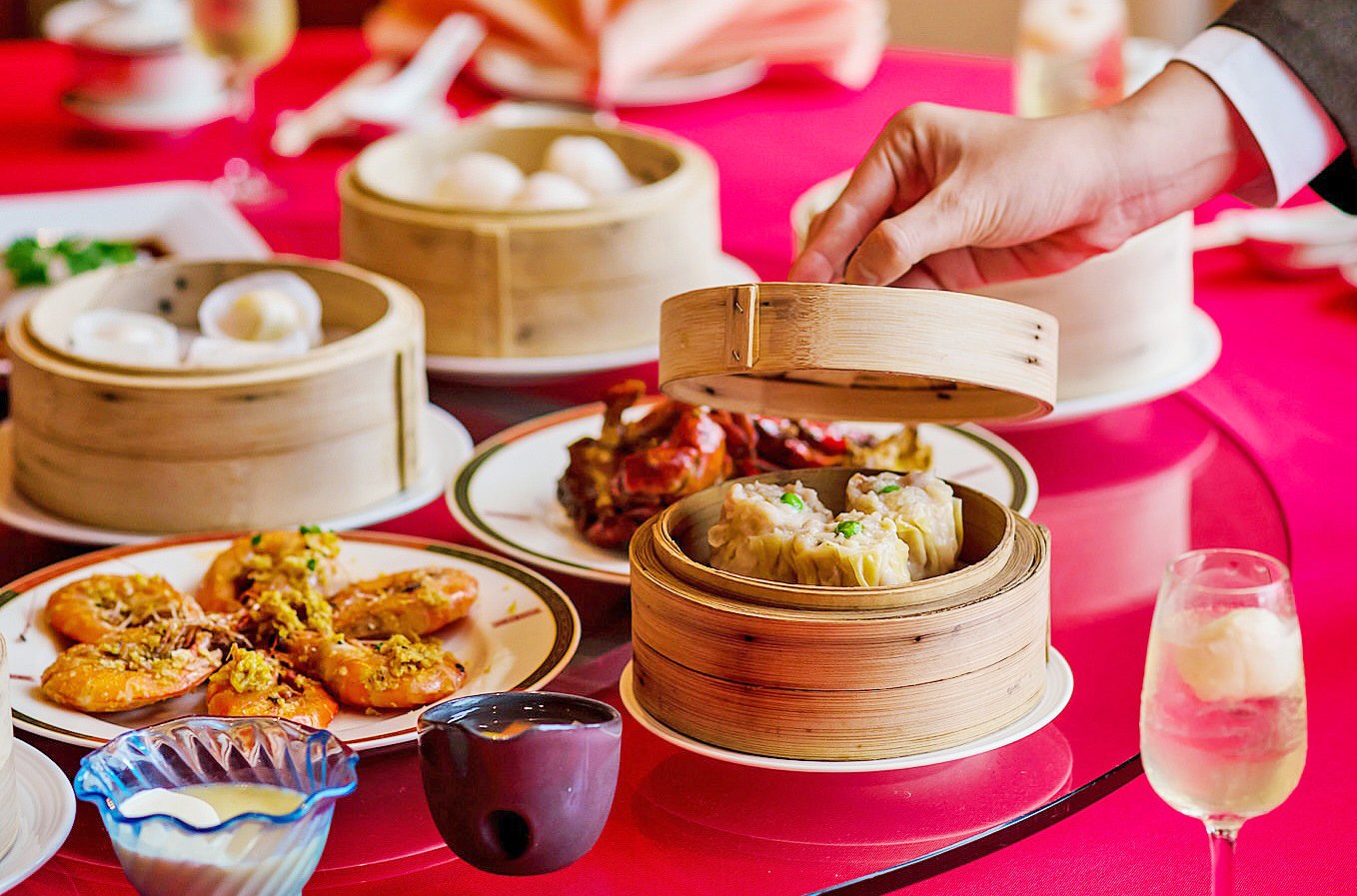 Bàn dim sum — xửng tre, xíu mại, khăn trải đỏ