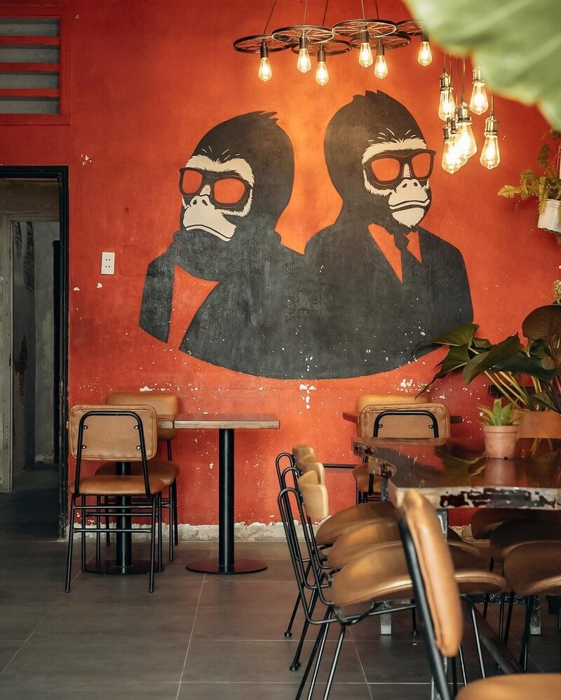 Bức tường khỉ đỏ rực của Monkey in Black