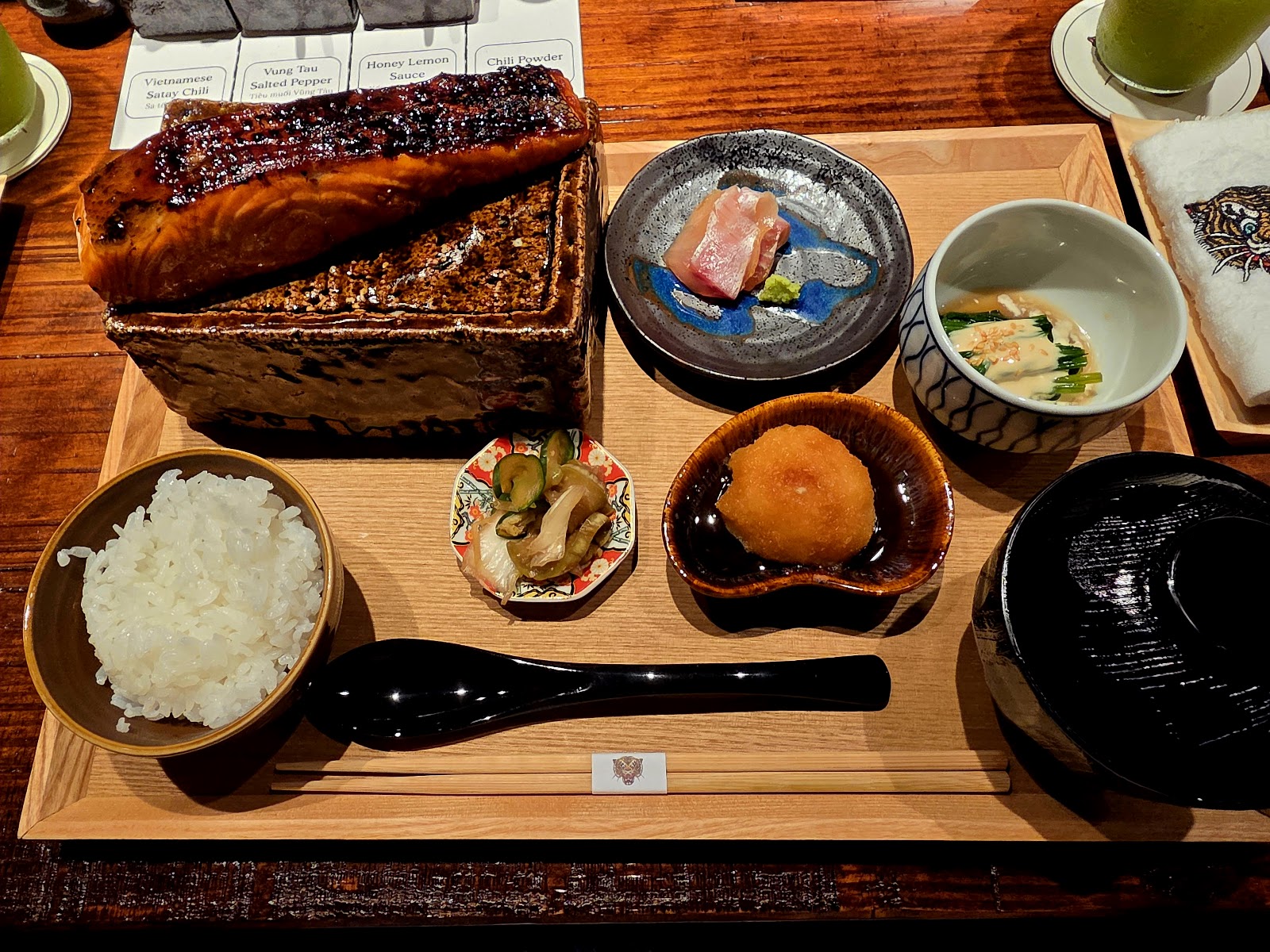 구운 생선과 반찬이 가득한 아침 쟁반