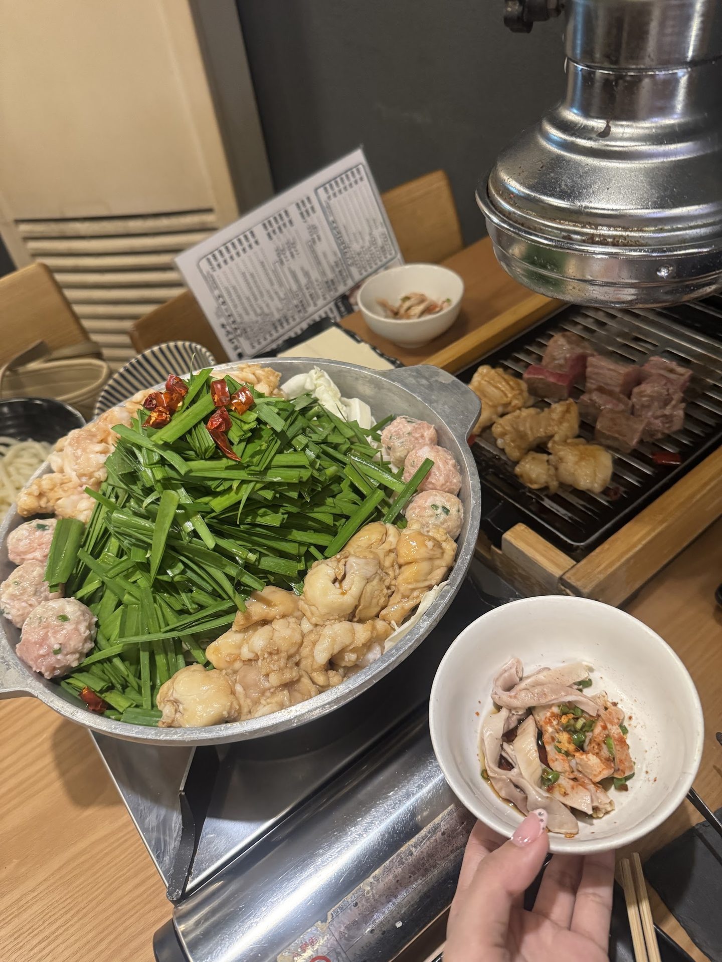 Không gian buổi tối tại Motsunabe Rakutenchi