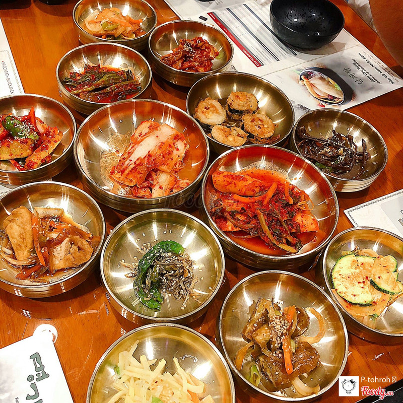 Mâm 13 món banchan trong bát đồng tại Myung Ga