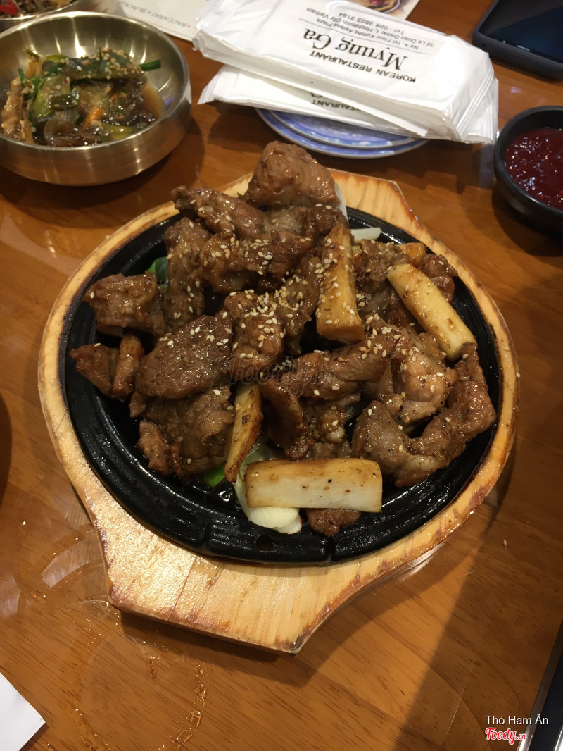 상추쌈과 구운 고기