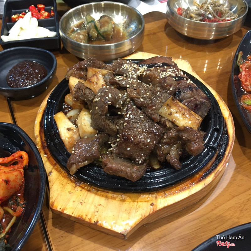 LA galbi xèo xèo trên chảo gang