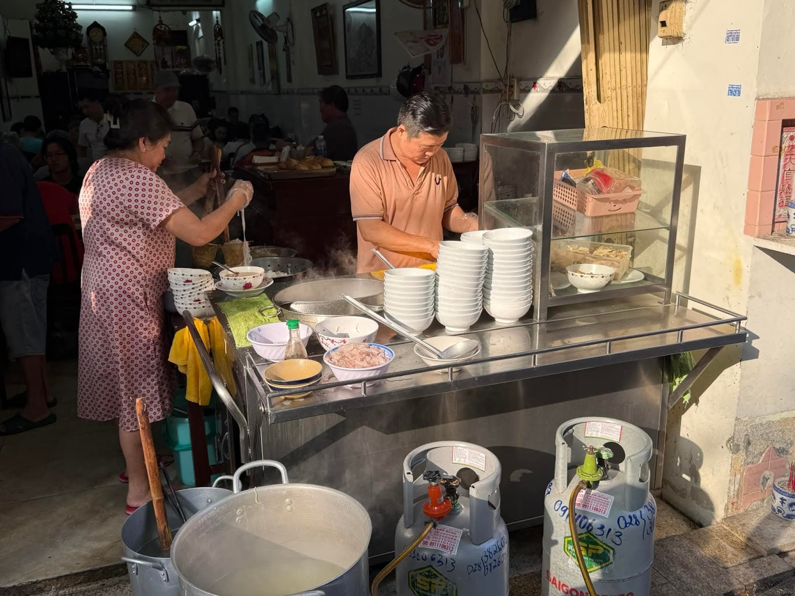 Không khí quán lúc đông khách
