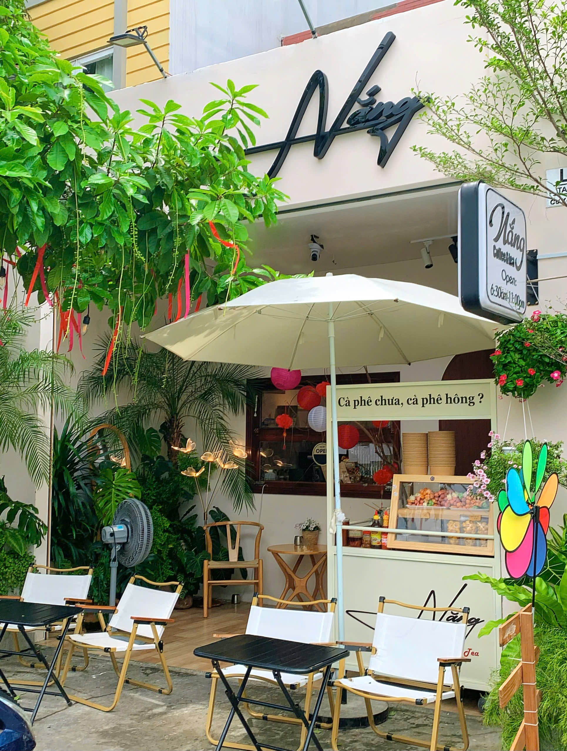 Mặt tiền Nắng Cafe ban ngày, biển hiệu Nắng và hàng ghế ngoài trời