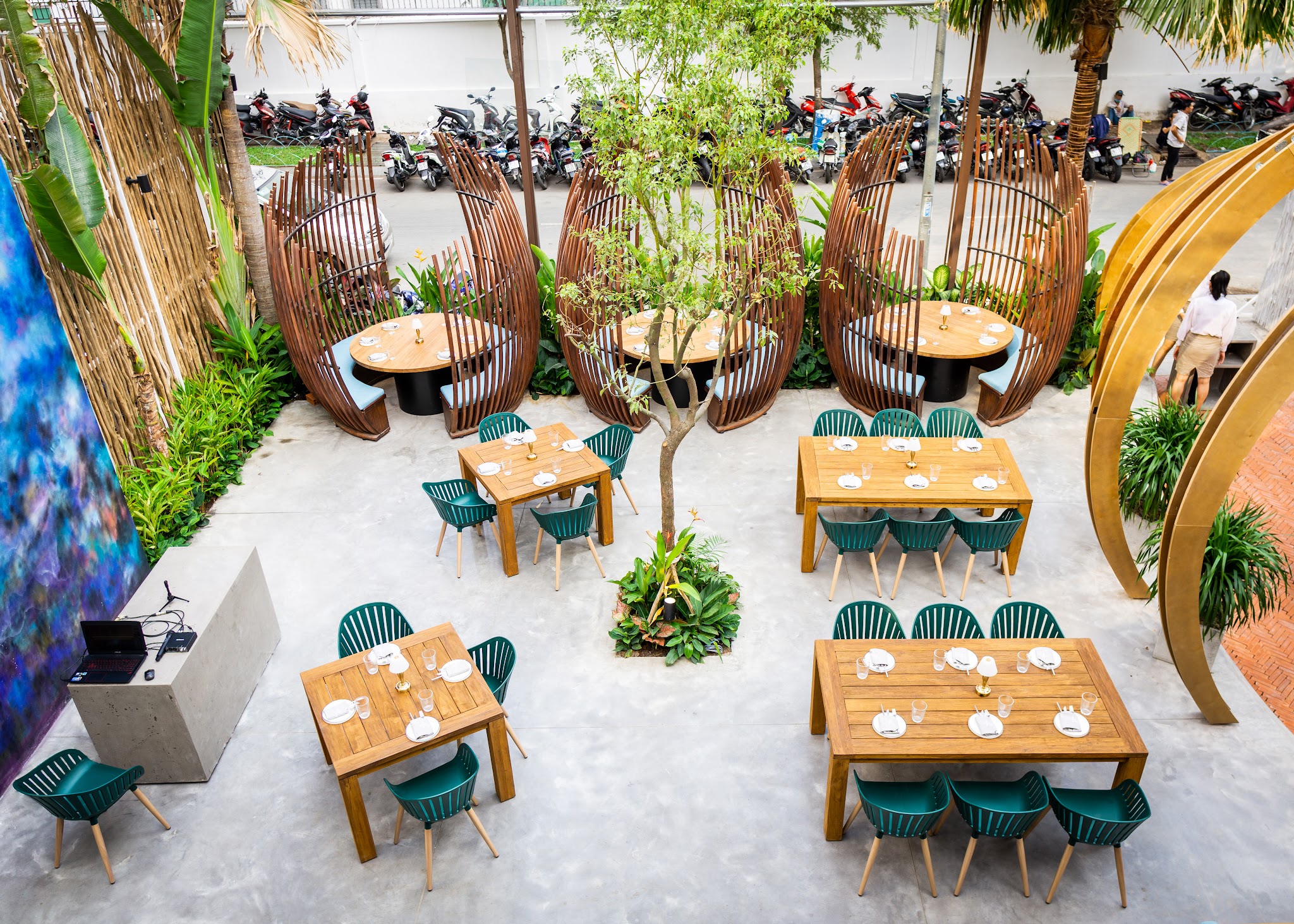 The Ngoc Suong Seafood & Bar facade, 8 Nguyen Sieu
