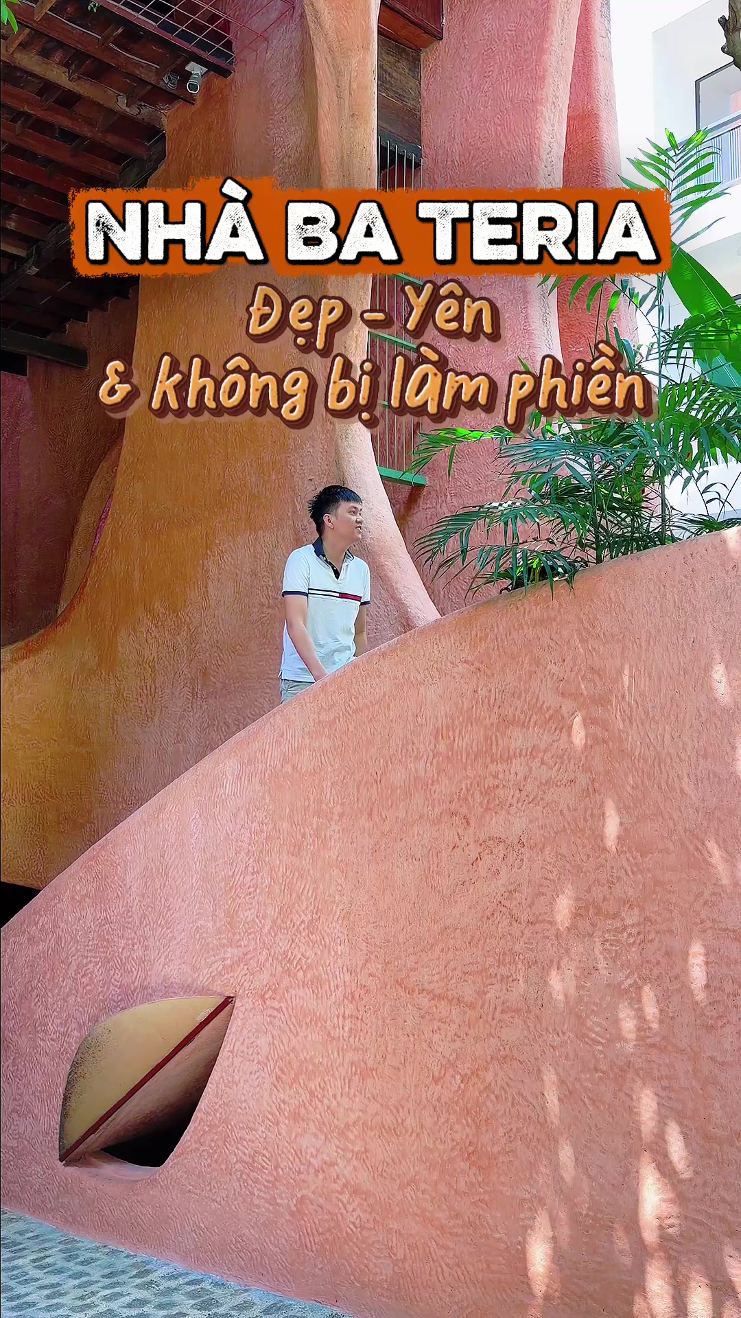 Nhà Ba Teria's curved sculpted-earth facade