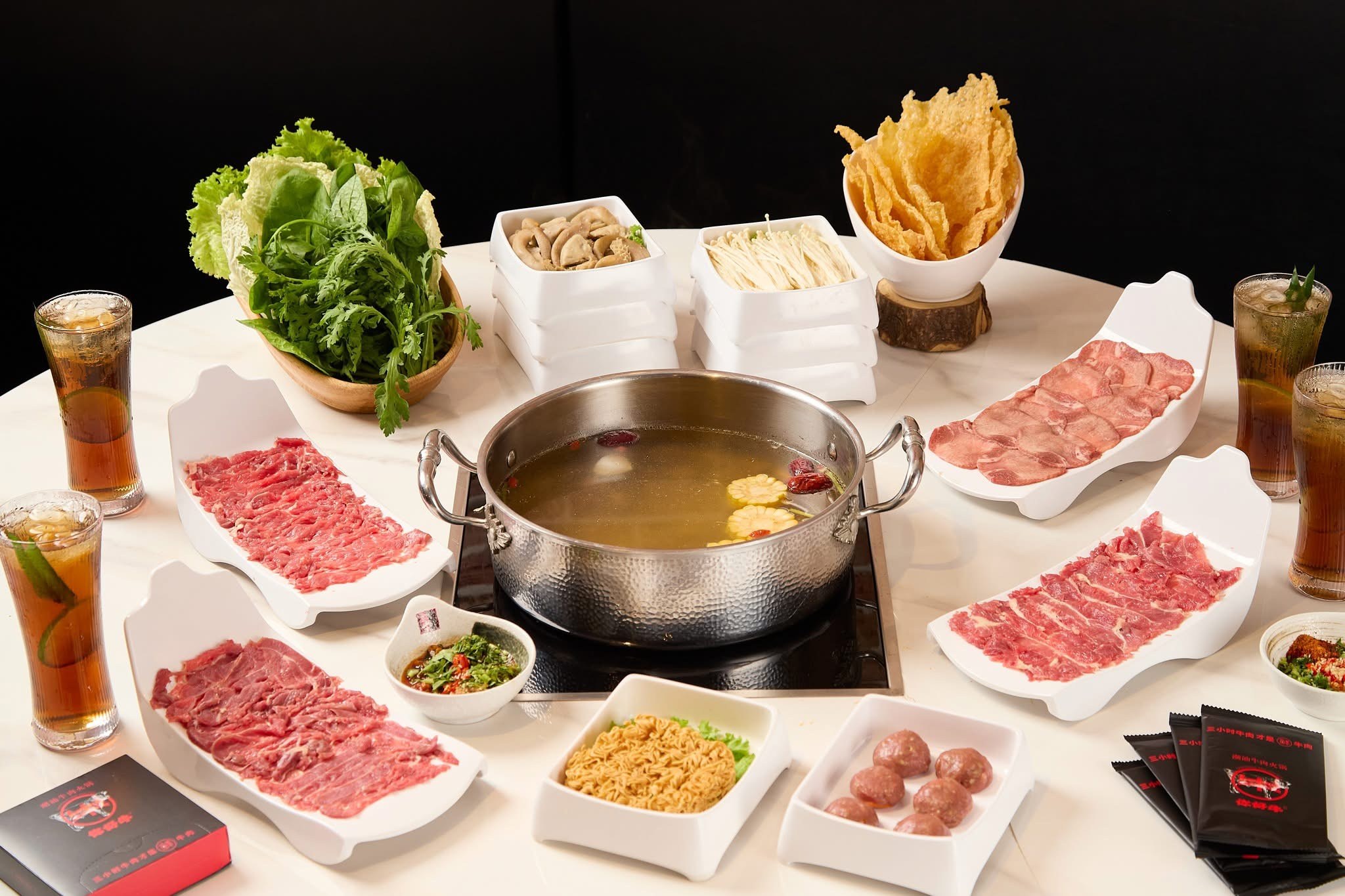Mâm lẩu với các phần bò tươi