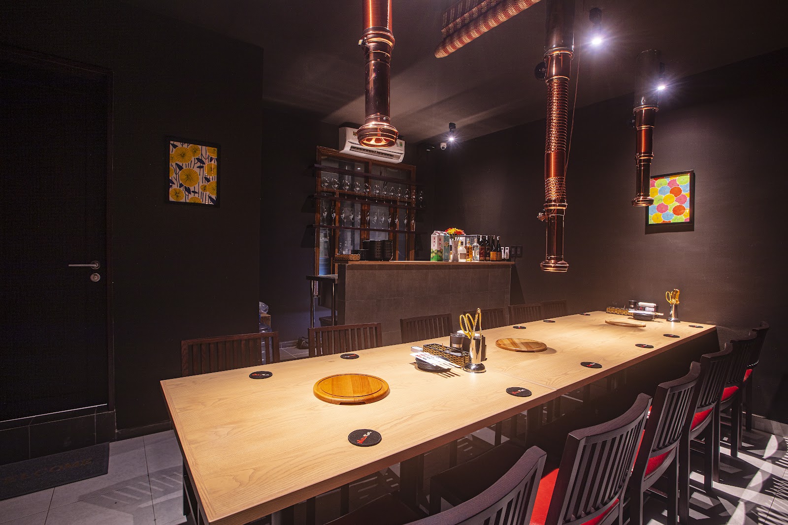 Inside the NIKUTARO dining room