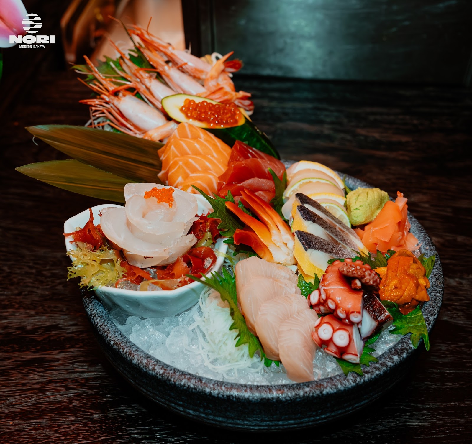 The sashimi set on crushed ice