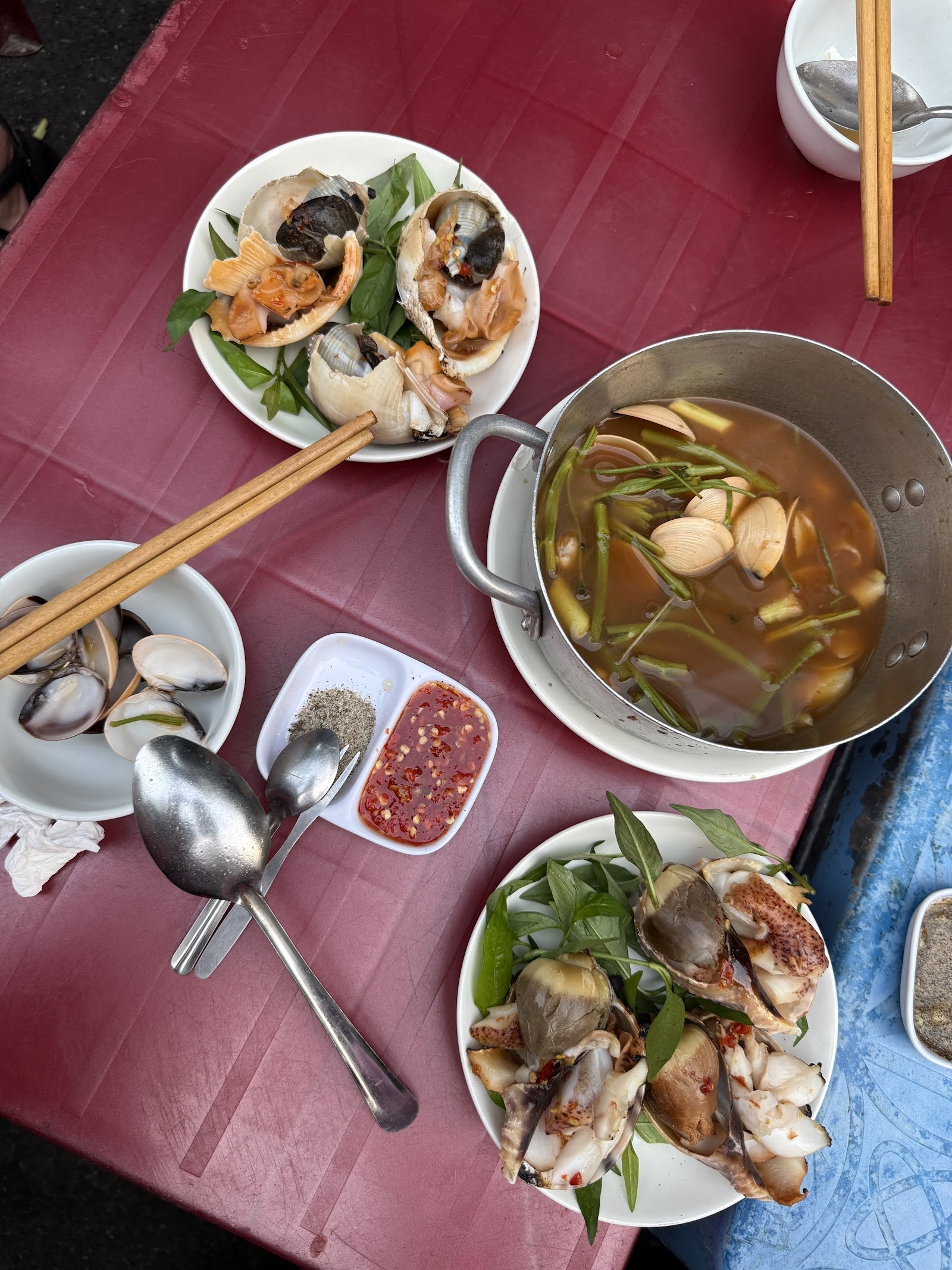 Bàn tiệc ốc đầy ắp tại quán