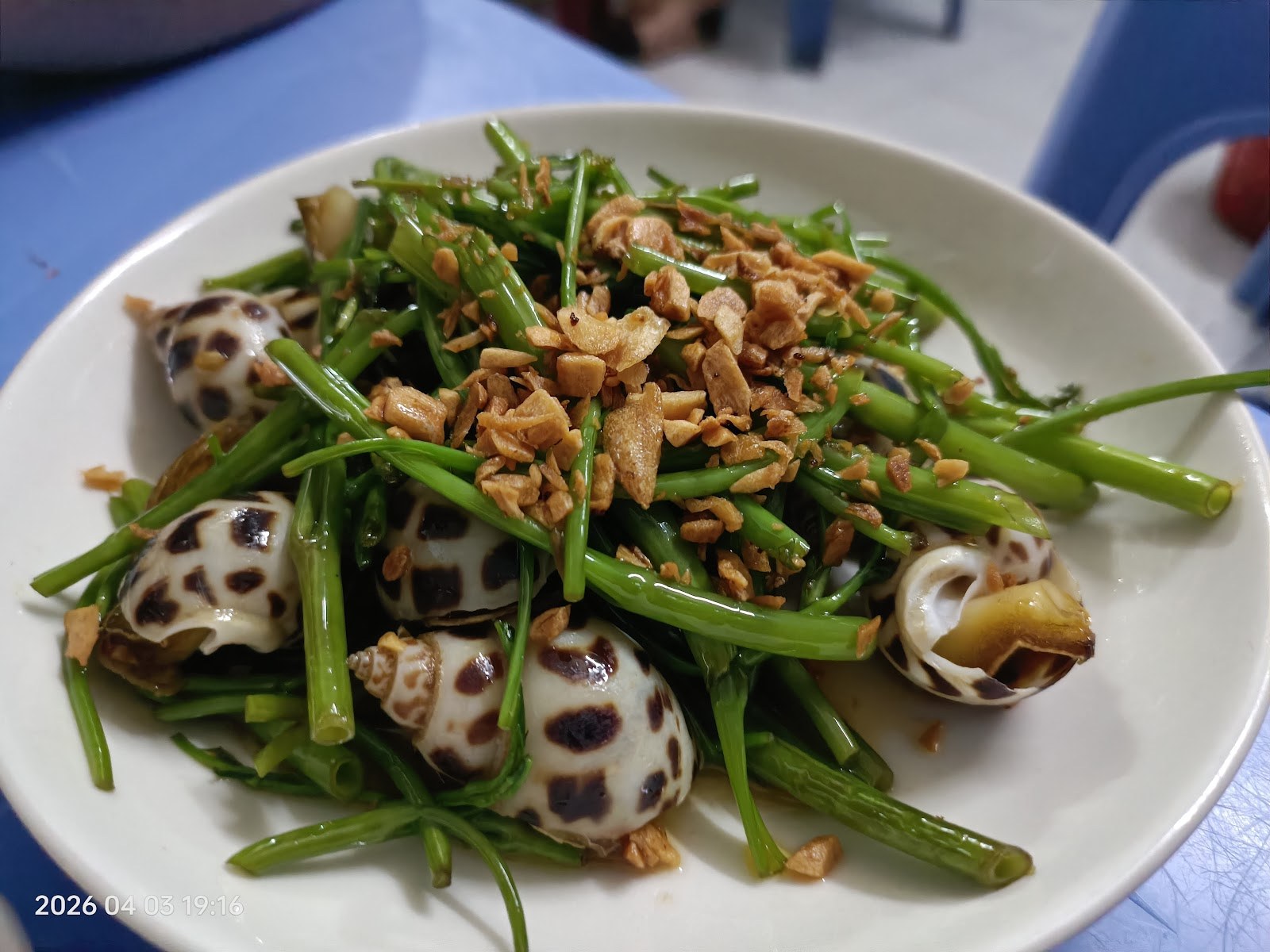 Đĩa ốc hương xào rau muống