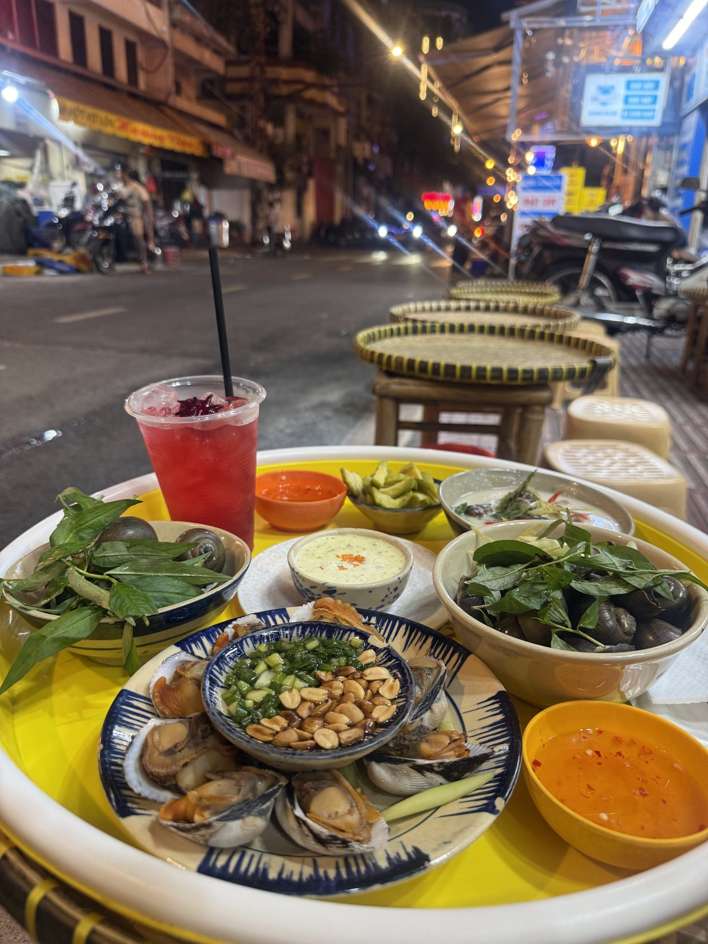 Không gian vỉa hè tại Quán Ốc Béo Hà Nội