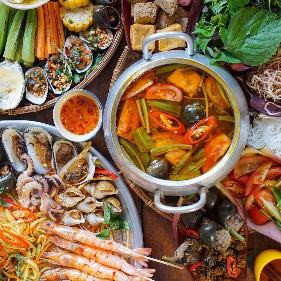 A dish at Ốc Chị Em