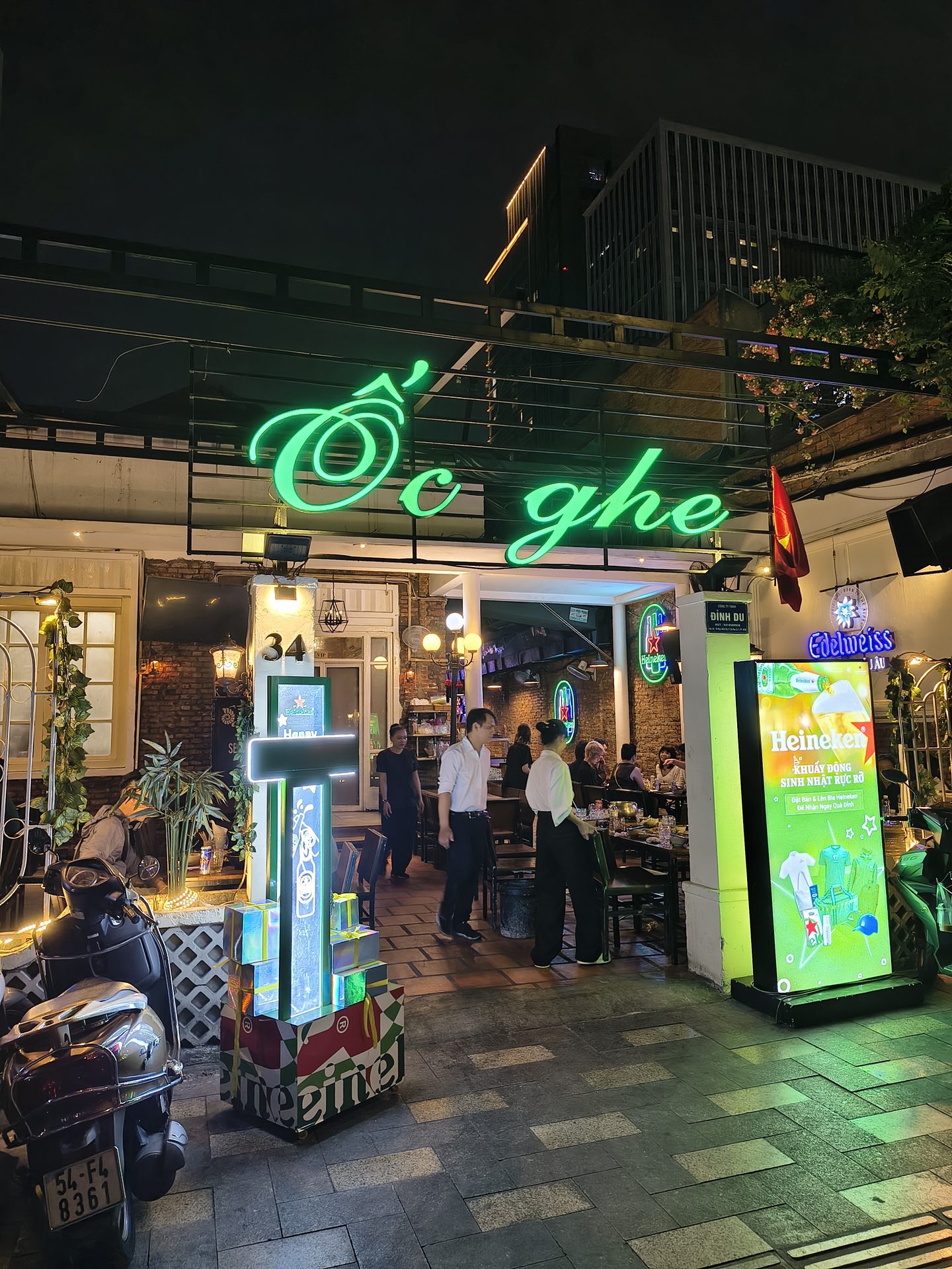 Ốc Ghe — the storefront on Mac Dinh Chi