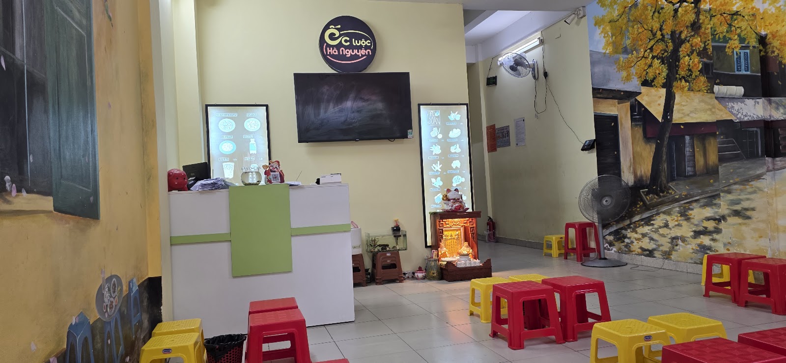 Ốc Luộc Hà Nguyên의 홀 — 벽화, 낮은 의자, 카운터