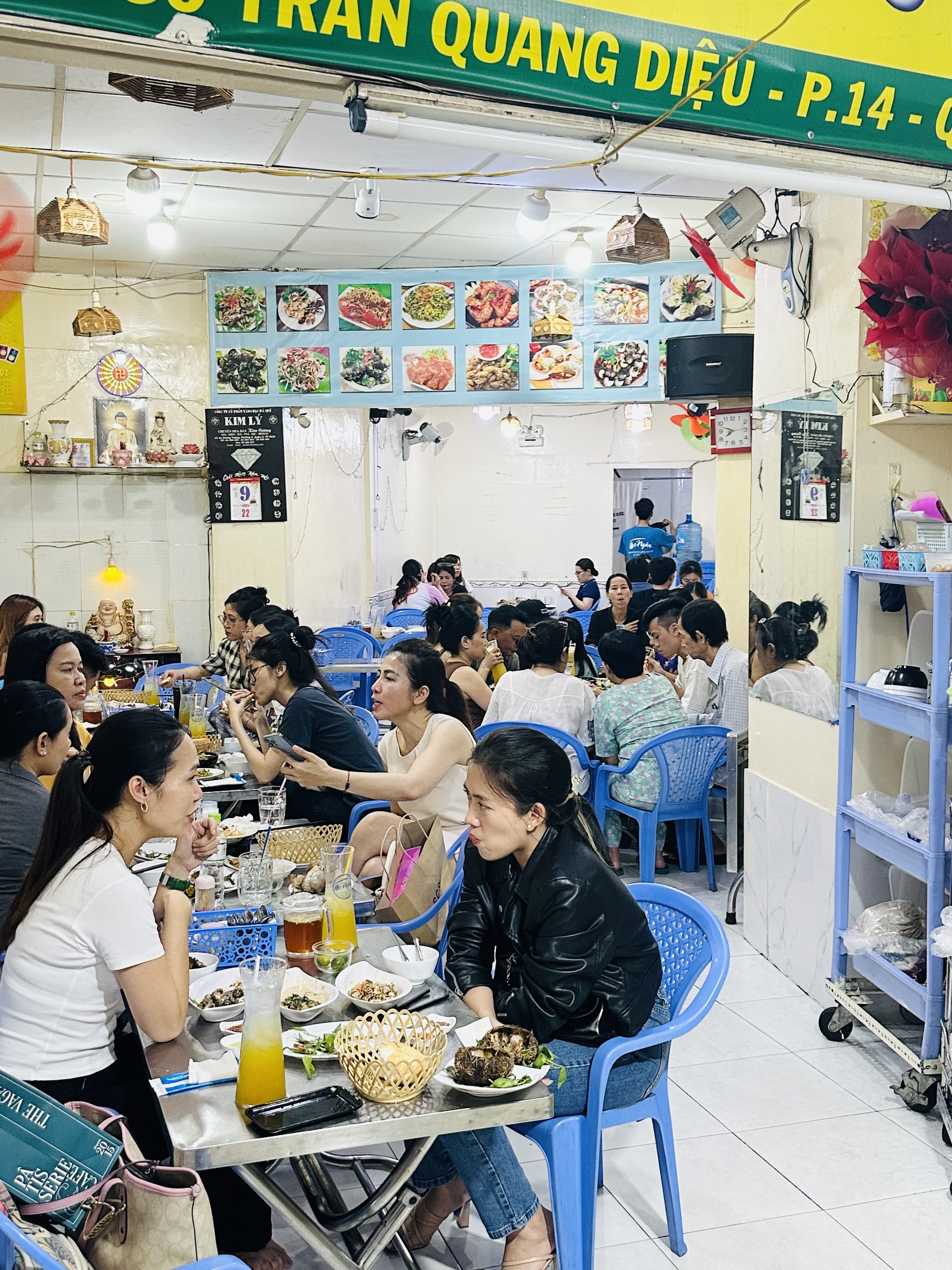 Ốc Ngân's tiled-floor dining room