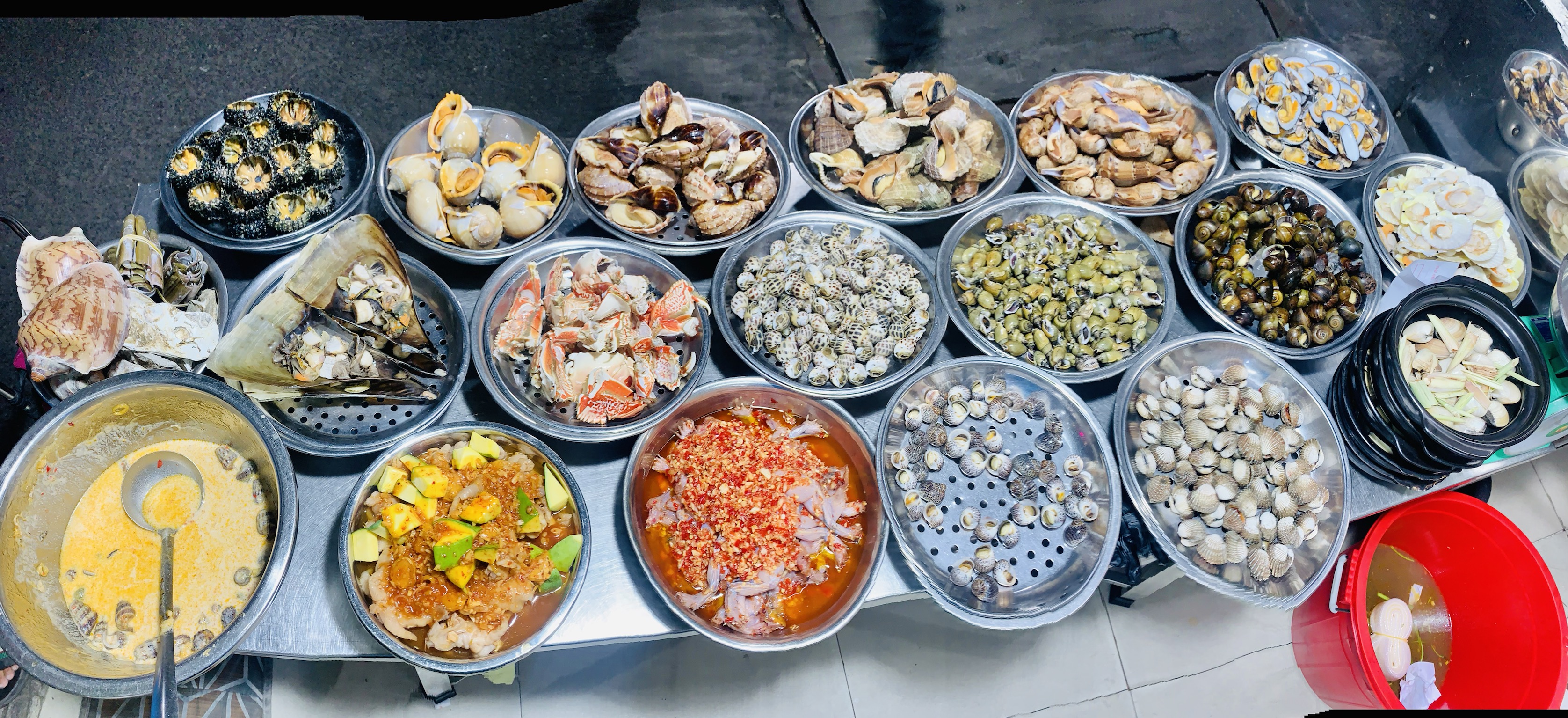 The live seafood tanks at Ốc Ngân