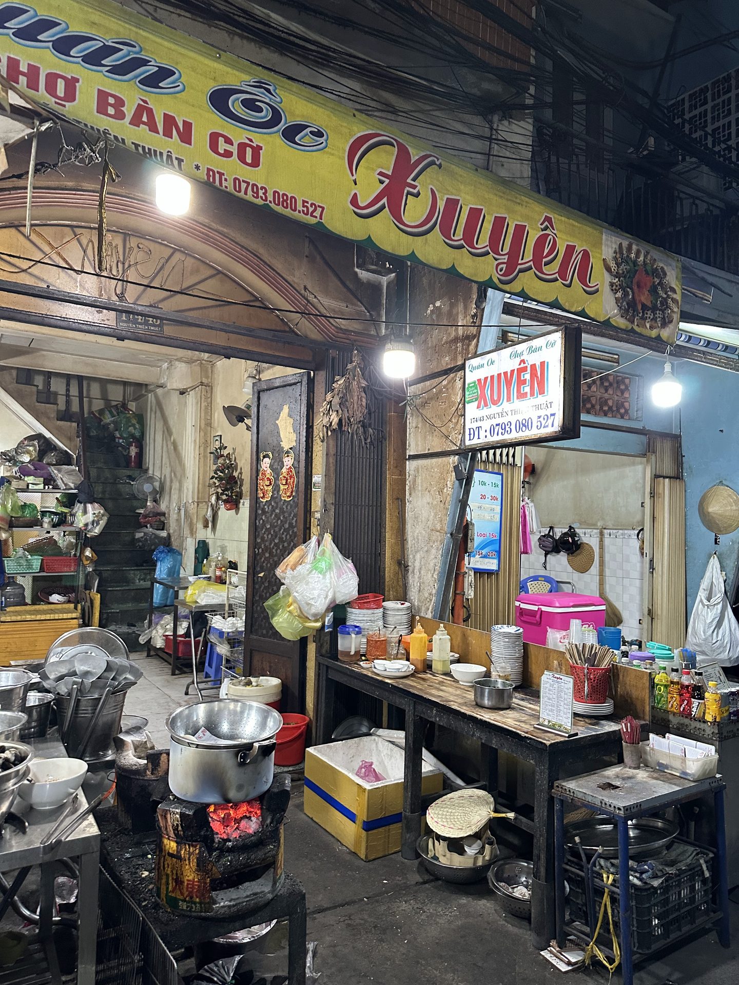 Mặt tiền Quán Ốc Xuyên chợ Bàn Cờ với bếp than hồng