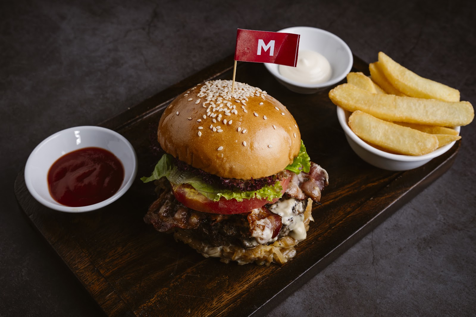 Burger bò bít tết với khoai tây chiên và cờ M