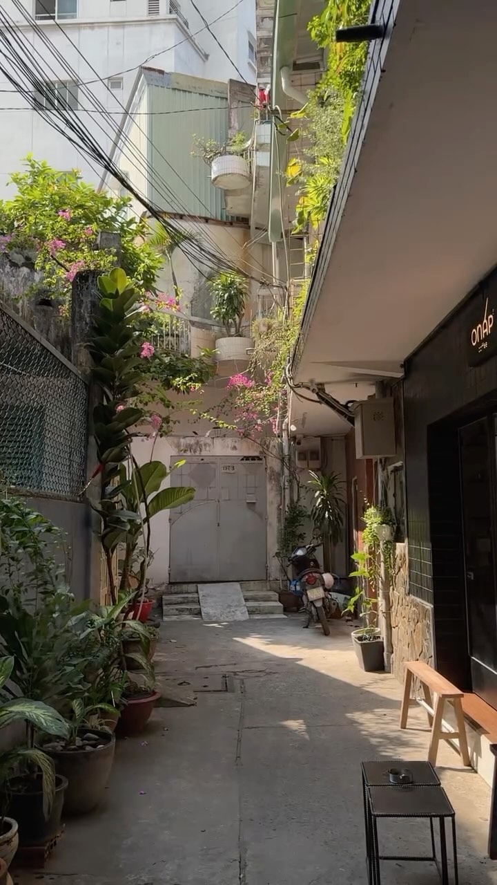 The alley leading to onap.coffee
