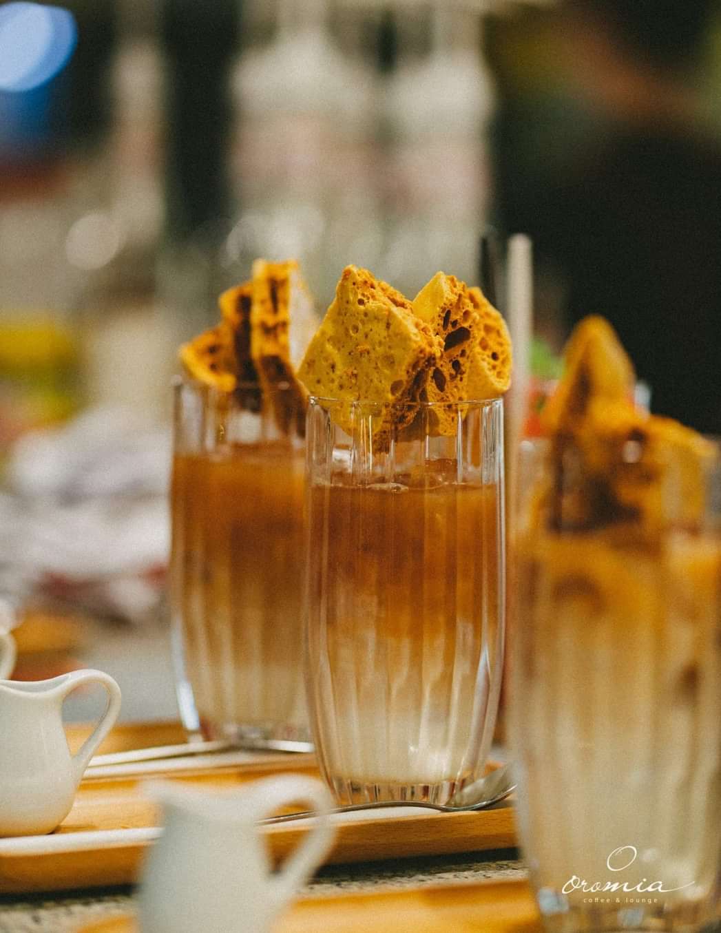 Hai ly cà phê đá phủ kẹo dalgona