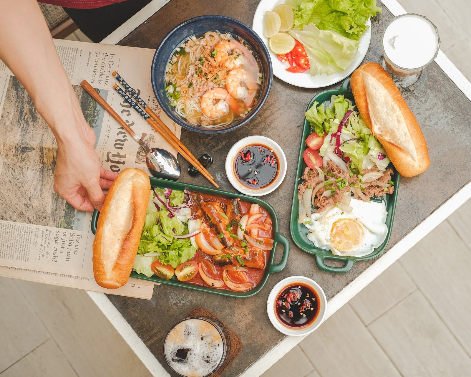 Bánh mì chảo và mì trên bàn gỗ