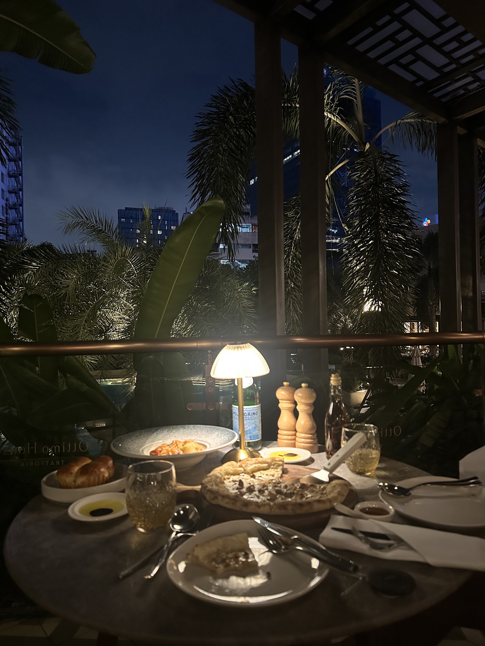 Bàn ngoài sân về đêm với pizza